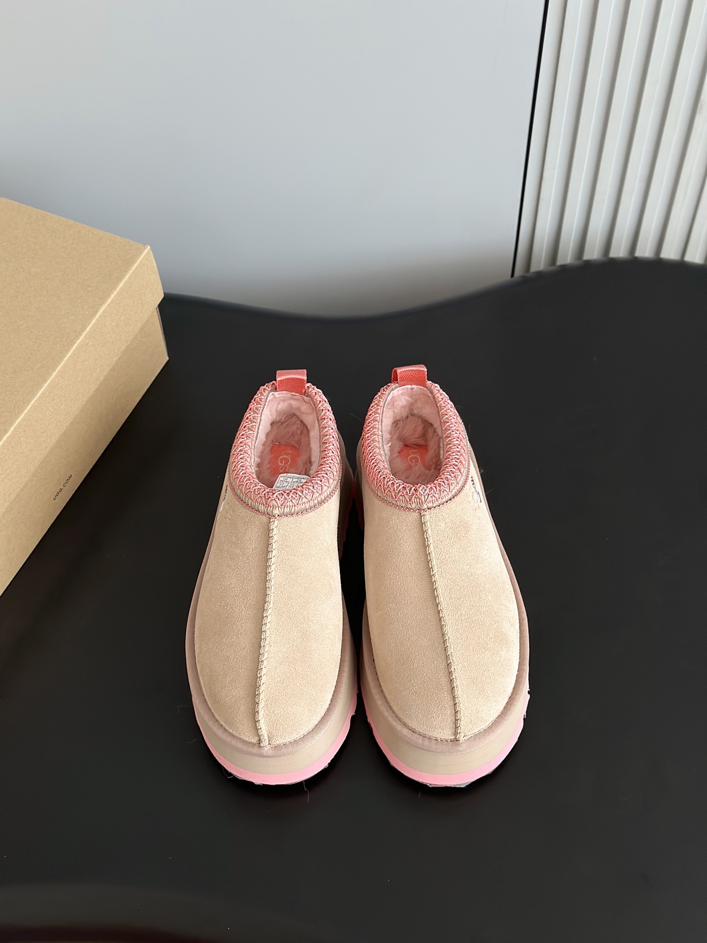 UGG 秋冬新品塔茨Tazz情人节限定比心🫰厚底羊毛拖鞋一脚蹬毛毛鞋雪地靴新款毛拖采用民族风编织刺绣复古