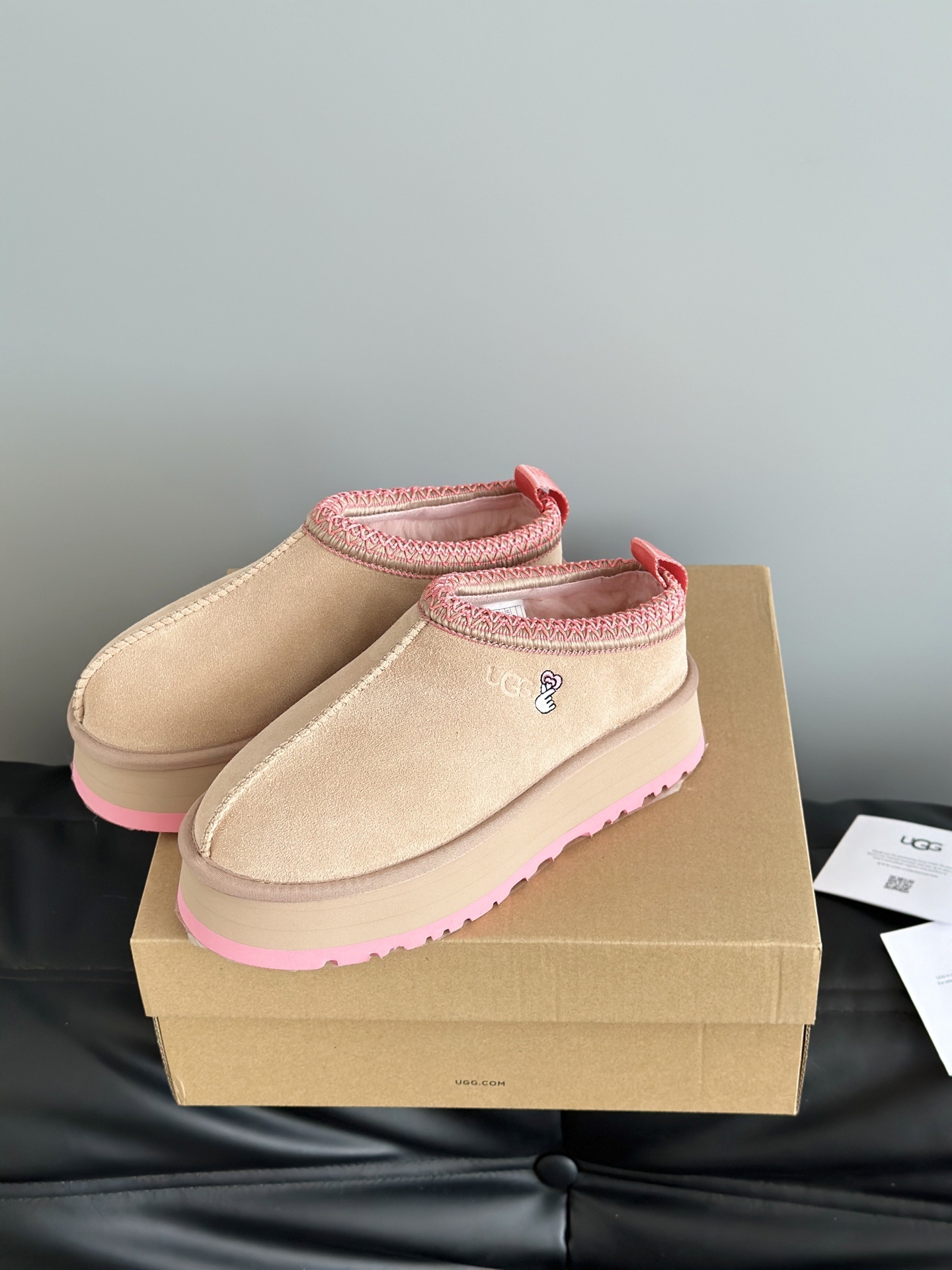 UGG 秋冬新品塔茨Tazz情人节限定比心🫰厚底羊毛拖鞋一脚蹬毛毛鞋雪地靴新款毛拖采用民族风编织刺绣复古