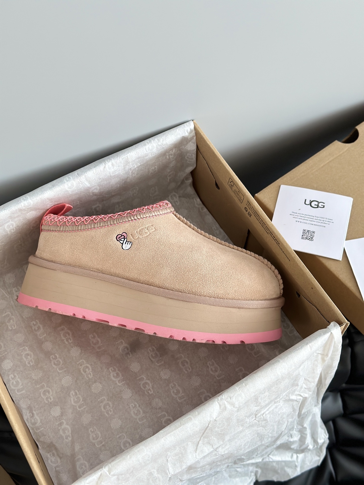 UGG 秋冬新品塔茨Tazz情人节限定比心🫰厚底羊毛拖鞋一脚蹬毛毛鞋雪地靴新款毛拖采用民族风编织刺绣复古
