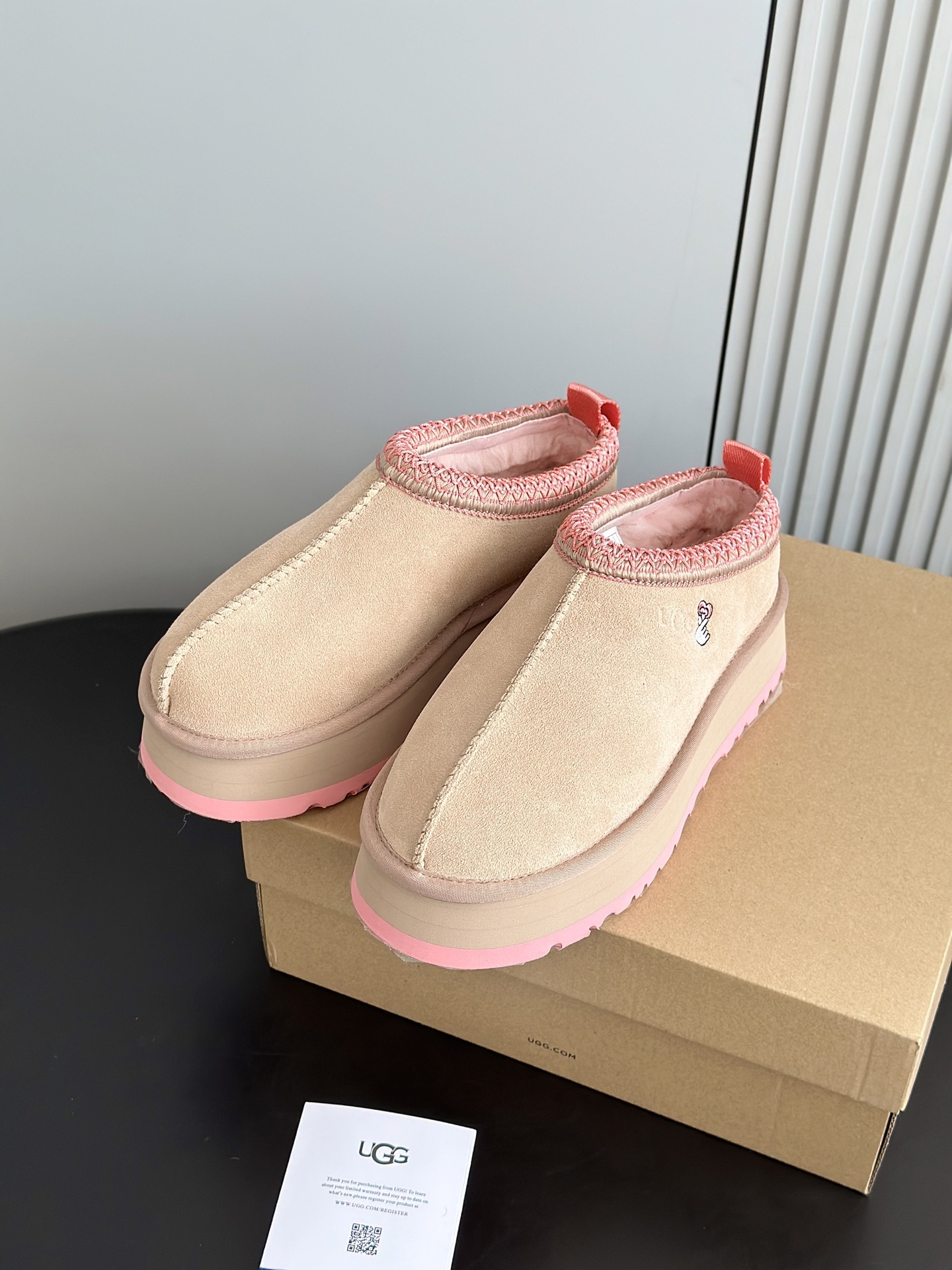 UGG 秋冬新品塔茨Tazz情人节限定比心🫰厚底羊毛拖鞋一脚蹬毛毛鞋雪地靴新款毛拖采用民族风编织刺绣复古