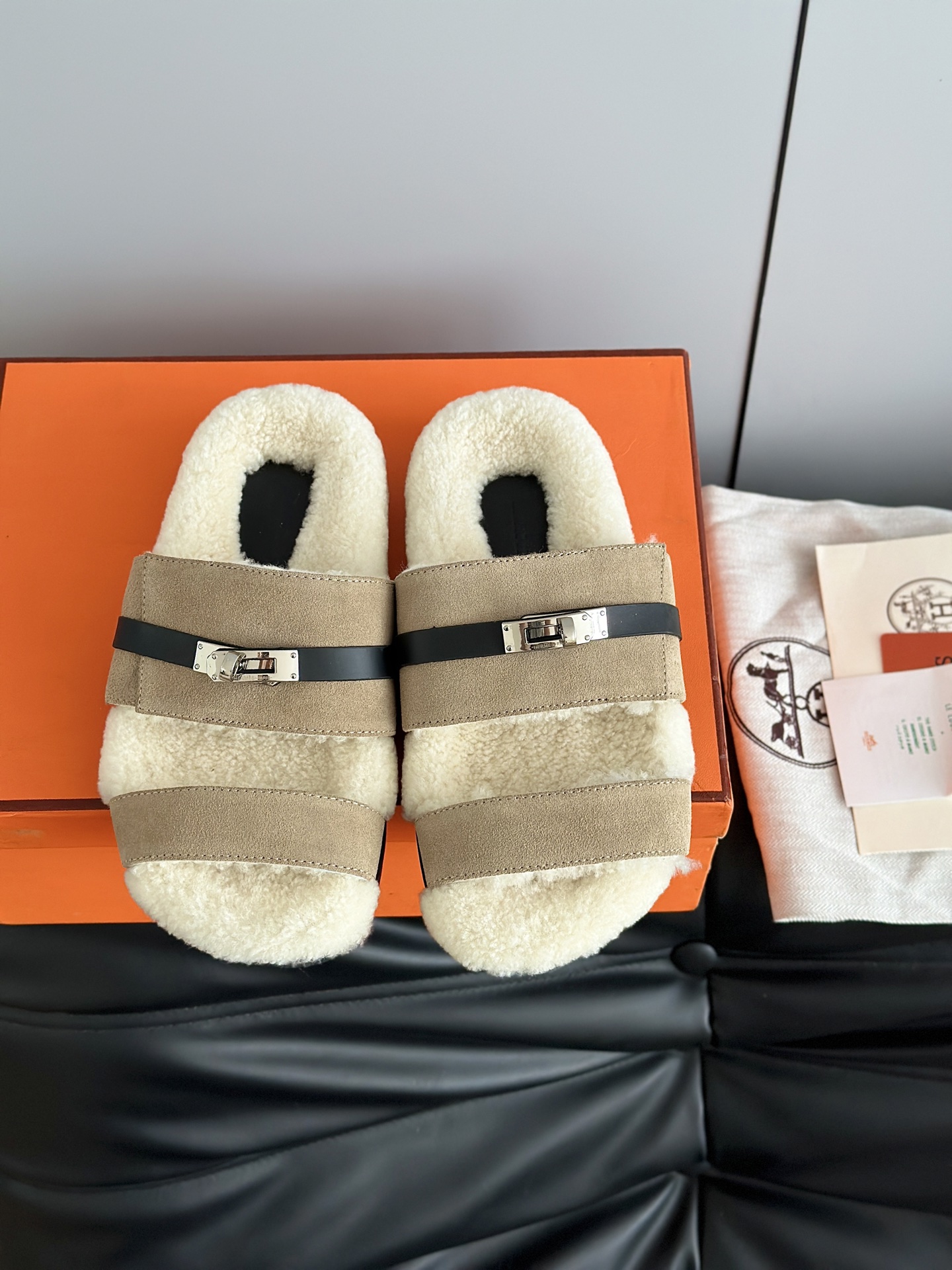 NO:490647,Herme* new kelly fur slippers, super versatile and stylish, many celebrities and internet celebrities are necessary to grow grass, casual and comfortable and high-end, imported upper, imported wool lining, foot pads and mixed-bred sheepskin, Tpu non-slip and wear-resistant sole, Size35-40 (40 custom made without return or exchange), fur shoes and slippers, hermes, slippers, sheepskin, sheep19860909Herme*秋冬新款kelly毛毛拖鞋 超级百搭好看时髦 超多明星网红种草 秋冬必备 随意舒适高级感,鞋面进口羊京,内里进口羊毛里,垫脚迸口混种羊皮,Tpu防滑耐磨大底 Size35-40(40定做不退换),毛毛鞋拖鞋,hermes,slippers,sheepskin,sheep,Women's Shoes