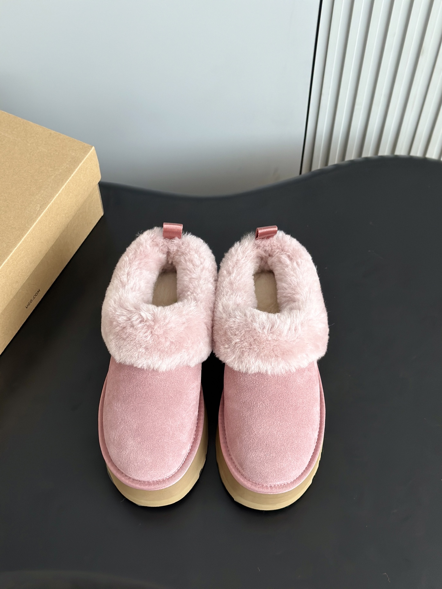 NO:512486,UGG's new Autumn and Winter Tatzle thick-soled fur shoes and snow boots. Sheepskin fur shoes, collar, overflowing design, cute, sweet, relaxed and lazy, easy to put on and take off with one foot. The upper is made of sheepskin fur, with super thick real wool inside, three-layer and half-combination eva foaming sole. Heel height 4.5cm Size:35-41, snow boots, boots, sheepskin19860909UGG 秋冬新款塔茨勒厚底毛毛鞋雪地靴 羊皮毛鞋鞋领,溢毛设计,可爱甜美松弛慵懒,一脚蹬穿脱方便, 鞋面采用羊皮毛一体,内里超厚实真羊毛,三层半组合eva发泡大底 跟高4.5cm Size:35-41,雪地靴,boots,sheepskin,Women's Shoes