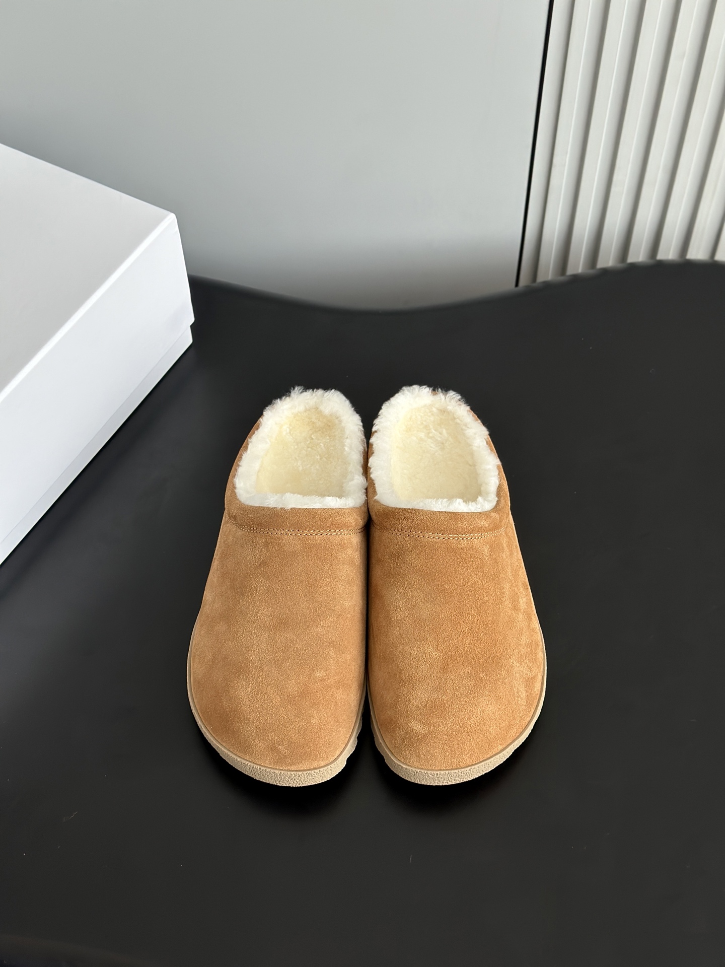 NO:490630,Alo25 new wool slippers, Birken Muller slippers, looks cute and fashionable, with long legs that are unique, surprisingly warm, really makes me unable to extricate myself, so cute~ We are consistent with the original version, all pure wool wool is made of imported European A-grade wool, the upper and footbed logo is sheepskin, the original open mold wear-resistant and non-slip sole Size: 35-41 (41 custom made without return or replacement), semi-dragged wool shoes, slippers, sheepskin19860909alo25新品羊毛拖鞋毛毛勃肯穆勒拖鞋 巨显可爱和时髦,拉长腿一绝,出奇的暖和真的是让我无法自拔真太可爱了～ 我们做到与原版一致全部采用纯羊毛羊毛是选用欧洲进口A级羊毛,鞋面和垫脚logo是羊皮 ,原版开模耐磨防滑大底 Size:35-41（41定做不退不换）,半拖毛毛鞋,slippers,sheepskin,Women's Shoes