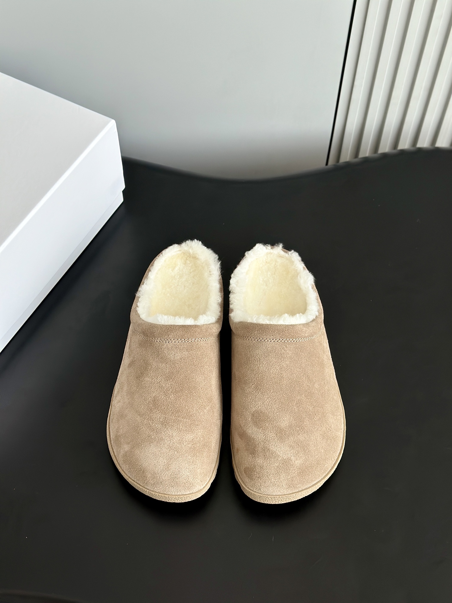 NO:490635,Alo25 new wool slippers, Birken Muller slippers, looks cute and fashionable, with long legs that are unique, surprisingly warm, really makes me unable to extricate myself, so cute~ We are consistent with the original version, all pure wool wool is made of imported European A-grade wool, the upper and footbed logo is sheepskin, the original open mold wear-resistant and non-slip sole Size: 35-41 (41 custom made without return or replacement, semi-dragged wool shoes, slippers, sheepskin19860909alo25新品羊毛拖鞋毛毛勃肯穆勒拖鞋 巨显可爱和时髦,拉长腿一绝,出奇的暖和真的是让我无法自拔真太可爱了～ 我们做到与原版一致全部采用纯羊毛羊毛是选用欧洲进口A级羊毛,鞋面和垫脚logo是羊皮 ,原版开模耐磨防滑大底 Size:35-41（41定做不退不换,半拖毛毛鞋,slippers,sheepskin,Women's Shoes