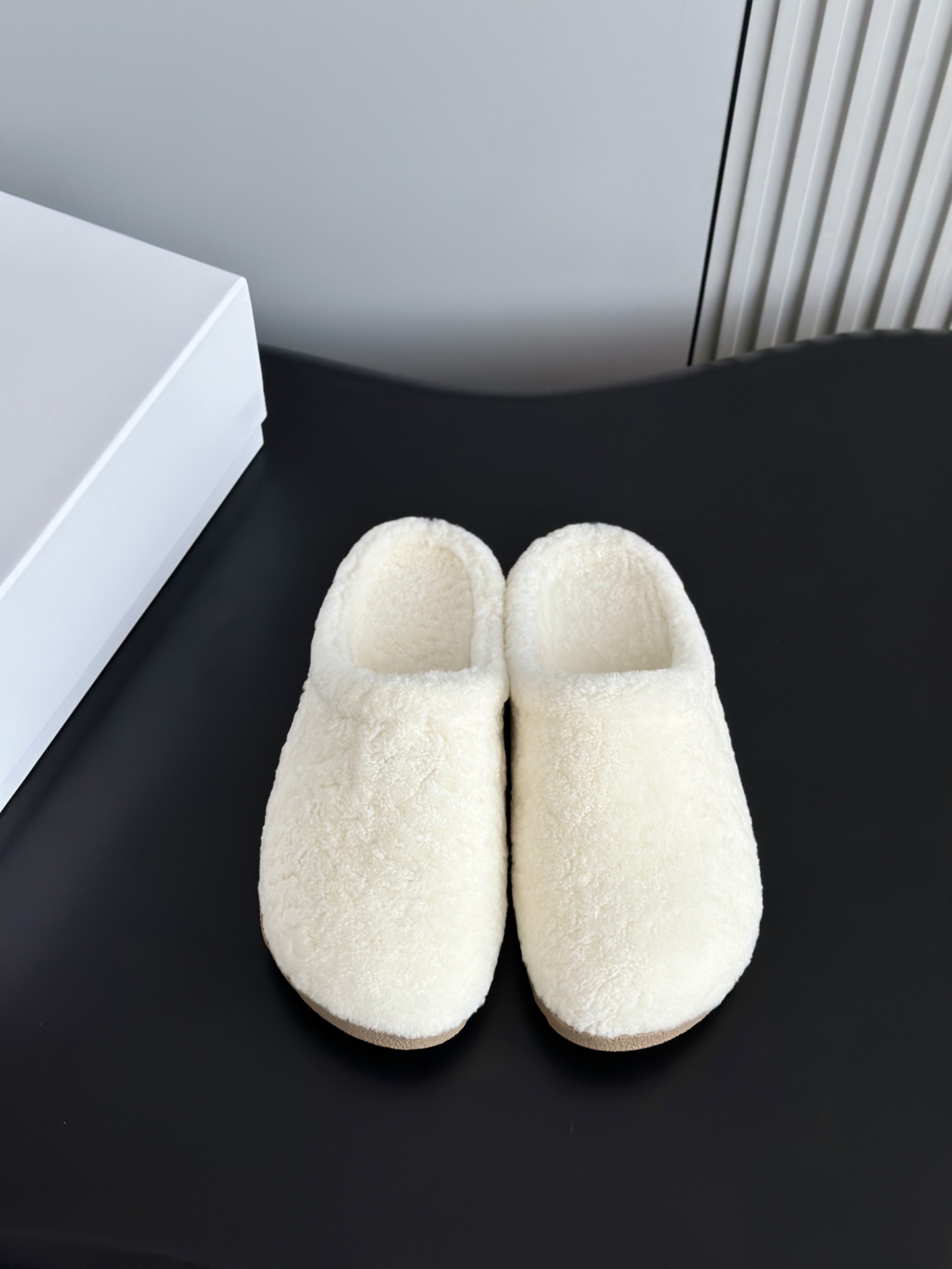 NO:490641,Alo25 new wool slippers, Birken Muller slippers, looks cute and fashionable, with long legs that are unique, surprisingly warm, really makes me unable to extricate myself, so cute~ We are consistent with the original version, all pure wool wool is made of imported European A-grade wool, the upper and footbed logo is sheepskin, the original open mold wear-resistant and non-slip sole Size: 35-41 (41 custom made without return or replacement), semi-dragged wool shoes, slippers, sheepskin19860909alo25新品羊毛拖鞋毛毛勃肯穆勒拖鞋 巨显可爱和时髦,拉长腿一绝,出奇的暖和真的是让我无法自拔真太可爱了～ 我们做到与原版一致全部采用纯羊毛羊毛是选用欧洲进口A级羊毛,鞋面和垫脚logo是羊皮 ,原版开模耐磨防滑大底 Size:35-41（41定做不退不换）,半拖毛毛鞋,slippers,sheepskin,Women's Shoes