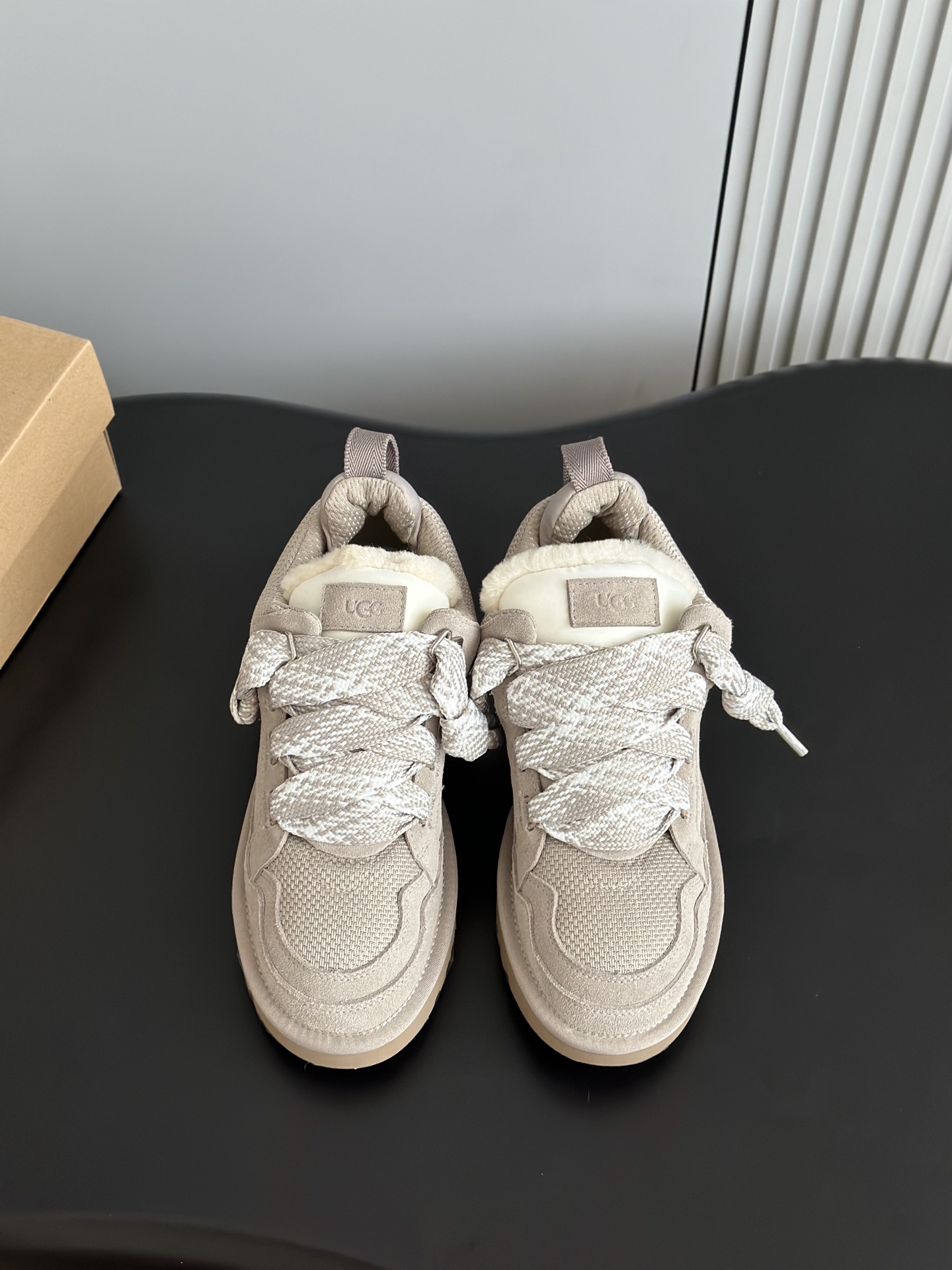 NO:512484,UGG autumn and winter new Mel casual shoes fur shoes snow boots upper design, recycled ballistic canvas mesh, high-quality fur upper, shoe inner material, using Longfeng sheepskin fur. Furry inner lining, warm lock, embossed logo on the back of the heel, original sole EVA Size: 35-41 (40.41 non-return and exchange), casual shoes/sports shoes, boots, sneakers, sheepskin19860909UGG秋冬新款梅尔休闲鞋毛毛鞋雪地靴 鞋面设计,再生弹道帆布网纱、采用优质翻毛皮鞋面,鞋内里材质,采用隆丰羊皮毛一体.毛茸内里,保暖锁热,跟后侧饰有压花logo,原版鞋底EVA Size:35-41（40.41不退换）,休闲鞋/运动鞋,boots,sneakers,sheepskin,Women's Shoes