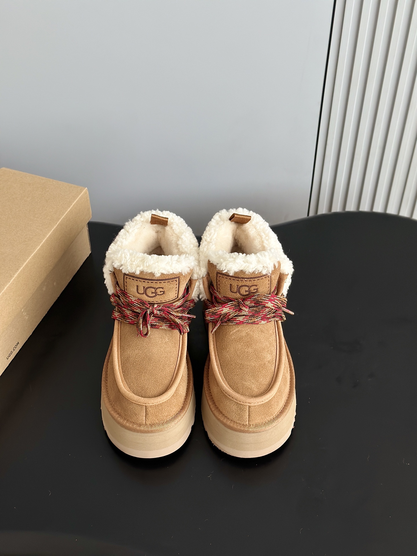 NO:512476,UGG's new Fukara lace-up thick-soled snow boots, lisa Haley jennie same style, a height-enhancing tool, using Longfeng A-class sheepskin integrated, 10mm corrugated wool lining and inner sole thick-soled heel height 4cm, EVA foamed sole is non-slip and wear-resistant. Size35-40 (40 custom-made, non-return and exchange), snow boots, boots, sheepskin19860909UGG新款芙卡拉系带厚底雪地靴 lisa海莉 jennie同款 一款增高神器 采用隆丰A级羊皮毛一体,10毫米波纹羊毛里衬和内底厚底跟高4cm,EVA发泡大底防滑耐磨. Size35-40（40定制不退换）,雪地靴,boots,sheepskin,Women's Shoes