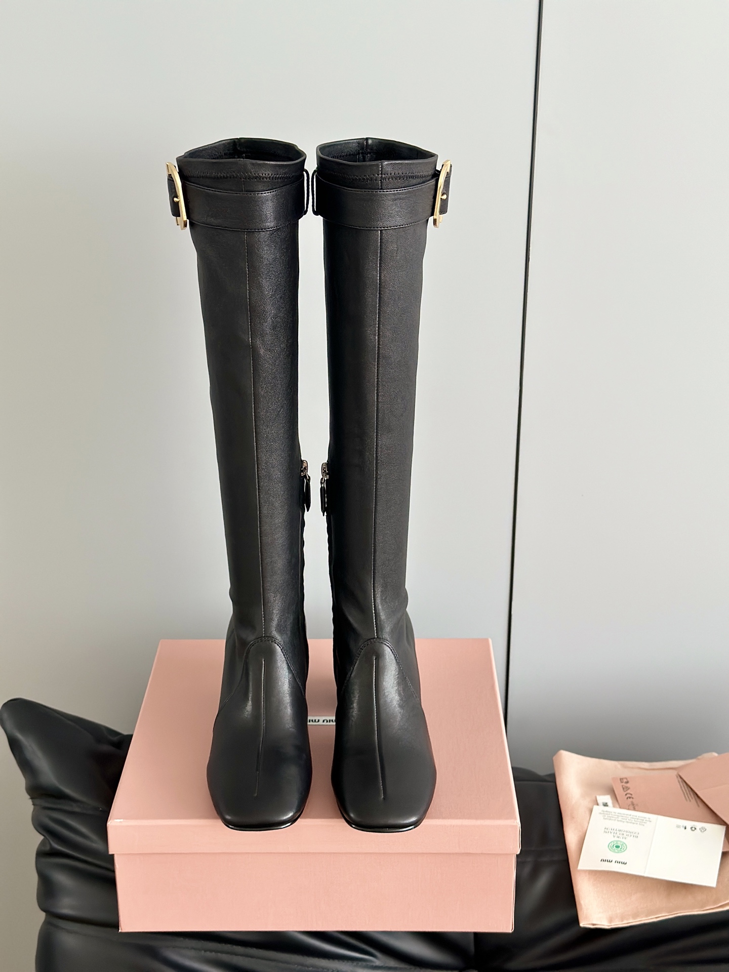 NO:512458,Miumi*25 new elastic sheepskin boots and knee boots aircraft box top version: thick heel, leg cover, ankle joint tightening!  These elements are difficult to look good together. The short boots are cool and exquisitely controlled by the black leather with a high-end feel. The metal buckle embellishment instantly illuminates the shape. Square toe and medium heel design. Retro and leg-shaped. Whether it is paired with jeans or small skirts, you can easily wear it in a fashionable tone~ The long boots are so amazing. The leather is high-end and textured. The metal buckle embellishment instantly enhances the fashion. The over-knee design can also easily create long legs. The upper is vegetable-tanned elastic sheepskin, footbed sheepskin, Italian leather outsole/original open molded sole. Heel height flat sole/6.5cm Size35-41 (40.41 custom-made without return) Short boots Flat-soled boots High heeled boots, boots, miumiu, boots, boots, miumiu, boots, skirts, jeans, sheepskin, Leather soles19860909Miumi*25新品弹力羊皮长靴及膝靴飞机盒顶级版本 粗跟,包腿,踝关节收紧！这几个要素和在一起就很难不好看,短靴把酷飒与精致拿捏得死死的黑色皮革自带高级感 金属扣点缀瞬间点亮造型 方头加中跟设计 复古又显腿型 不管是配牛仔裤还是小裙子 都能轻松穿出时髦腔调～ 长靴太绝啦 皮质高级又有质感 金属扣点缀瞬间提升时髦度 过膝设计还能轻松打造大长腿 鞋面采用植鞣弹力羊皮,垫脚羊皮,意大利真皮大底/原版开模大底 跟高 平底/6.5cm Size35-41（40.41定制不退换） 短靴 平底长靴 高跟长靴,靴子,miumiu,boots,skirts,jeans,sheepskin,Leather soles,Women's Shoes