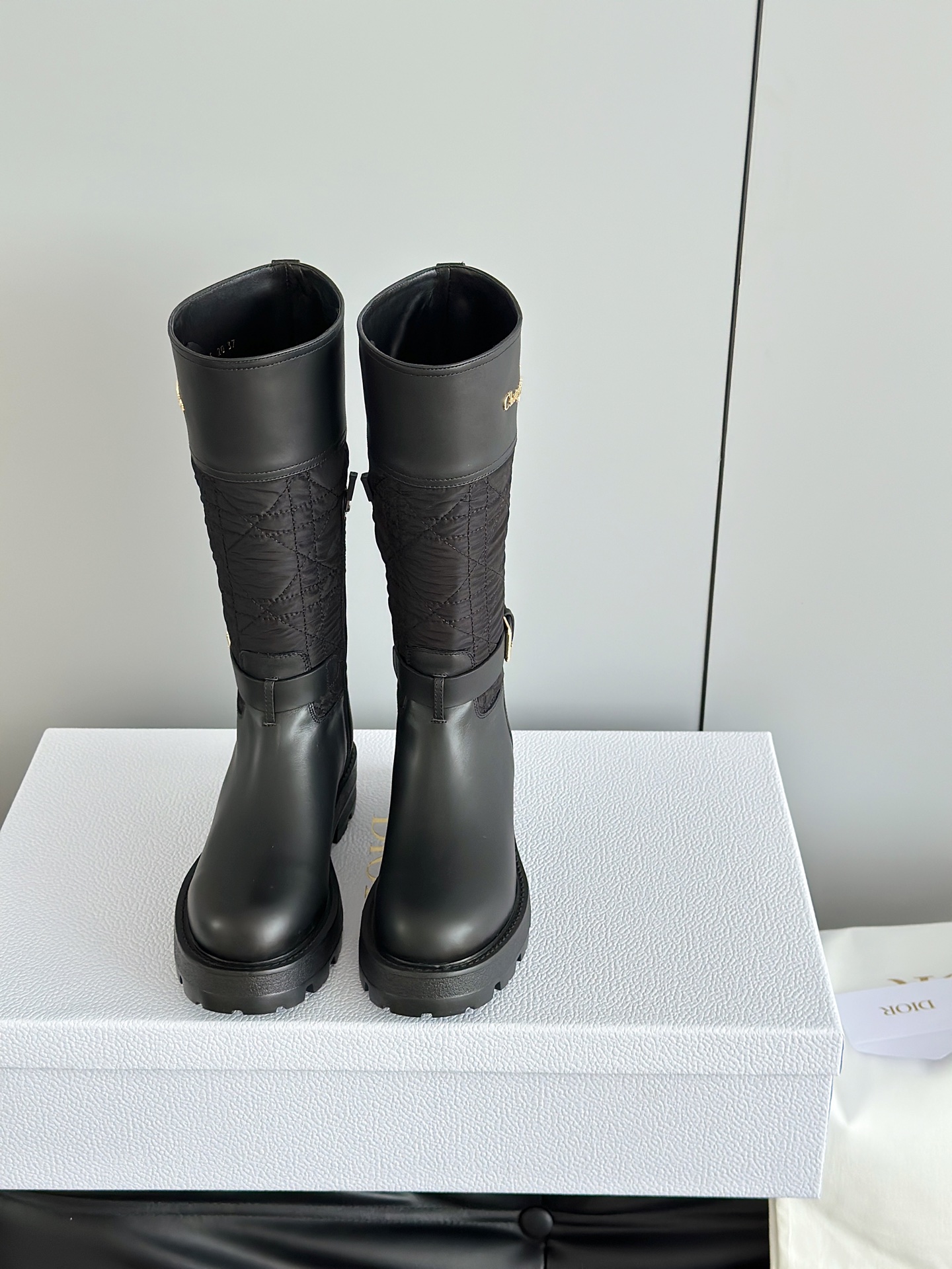 NO:576959,Dio*35 new Dior D-Town embroidered mid-calf knight boots. The top version is packed in an airplane box. These D-Town boots are eye-catching and fashionable. The upper is a combination of black cow leather and nylon, and the nylon is decorated with a cannage pattern. The side is decorated with a gold-finished metal Christian Dior Paris logo and an adjustable strap with buckle to enhance the style and highlight the ankle line. Paired with thick and lightweight notched soles, it can add fashion style to various looks.  The upper is made of original imported calfskin, original custom-made imported technical electric embroidery fabric (not ordinary fly-knit fabric on the market), inner foot pads, full-grain mixed sheepskin, original open-molded TPU rubber outsole Size 35-39 (40.41.42 custom-made, non-refundable), boots, dior, dior, boots, cowhide, sheepskin19860909Dio*35新款迪奥D-Town 刺绣中筒骑士靴 顶级版本飞机盒包装 这款 D-Town 靴子醒目时尚.黑色牛皮革和尼龙组合鞋面,尼龙饰以藤格纹缉面线,侧面饰以金色饰面金属Christian Dior Paris 标志和搭配搭扣的可调节系带提升格调,突显脚踝线条.搭配厚实而轻盈的凹口鞋底,可为各式造型增添时尚风格. 鞋面采用原版进口小牛皮原版定做进口科技电绣面料(非市面普通飞织面料)内里垫脚全粒面混种羊皮原版开模TPU橡胶大底 Size35-39（40.41.42定做不退换）,靴子,dior,dior,boots,cowhide,sheepskin,Women's Shoes