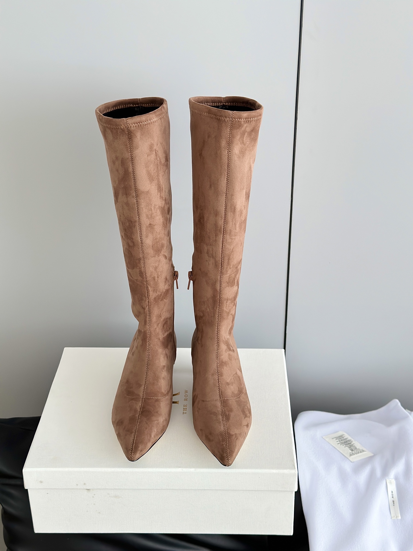 NO:707693,The ro* new cat-heeled mid-calf boots are made of suede-like material and have a delicate texture. The boots are slim-fitting and short-legged, with zippers on the sides for easy putting on and taking off, and fit the ankle line well. The toe is pointed, adding a sense of sophistication; paired with a stiletto heel, it enhances the overall elegance and feminine charm.  It can be paired with black leggings or leather skirt, and a suit jacket on the upper body to create a smart workplace style; it can also be paired with a black velvet dress to show a retro and elegant dinner style. The upper is made of original elastic cloth, lining sheepskin, original Italian leather outsole, size 35/40 (40 custom made, non-returnable and non-exchangeable), boots, boots, skirts, jackets & coats, business suit, sheepskin, chamois leather, Leather soles19860909The ro* 新款猫跟长靴中筒靴 采用类似麂皮的材质,质感细腻.靴型是修身的短筒设计,侧边有拉链,方便穿脱,能很好地贴合脚踝线条.鞋头为尖头造型,增添了精致感；搭配细跟设计,提升了整体的优雅度与女性魅力. 可搭配黑色紧身裤或皮质半裙,上身搭配西装外套,打造干练的职场风；也能与黑色丝绒连衣裙搭配,展现复古优雅的晚宴风格. 鞋面采用原版弹力布,内里羊皮,原版意大利真皮大底 码数35/40（40定做不退不换）,靴子,boots,skirts,jackets & coats,business suit,sheepskin,chamois leather,Leather soles,Women's Shoes