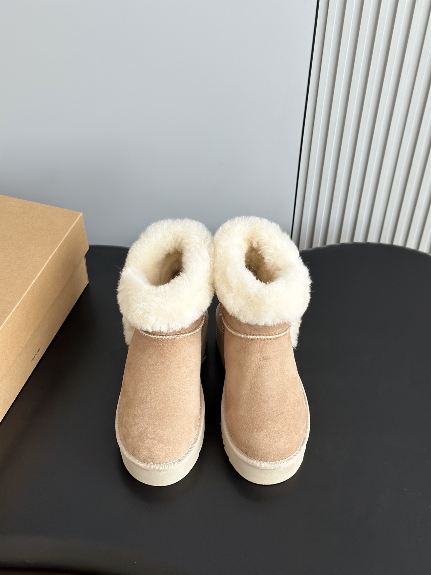 NO:559862,UGG's new thick-soled snow boots, the upper is made of imported sheepskin and pure wool, soft and comfortable, shoe mouth design, hand-woven wool, simple, classic and attractive, original EVA outsole, comfortable and shock-absorbing, heel height is about 4cm Size: 35-39 (40.41 customization is not returnable), snow boots, boots, sheepskin19860909UGG新款厚底雪地靴 鞋面采用进口羊皮毛一体纯羊毛,柔软舒适,鞋口设计,手工编织毛线,简约经典耐看,原版EVA大底,舒适减震 跟高4cm左右 Size:35-39(40.41定制不退换）,雪地靴,boots,sheepskin,Women's Shoes