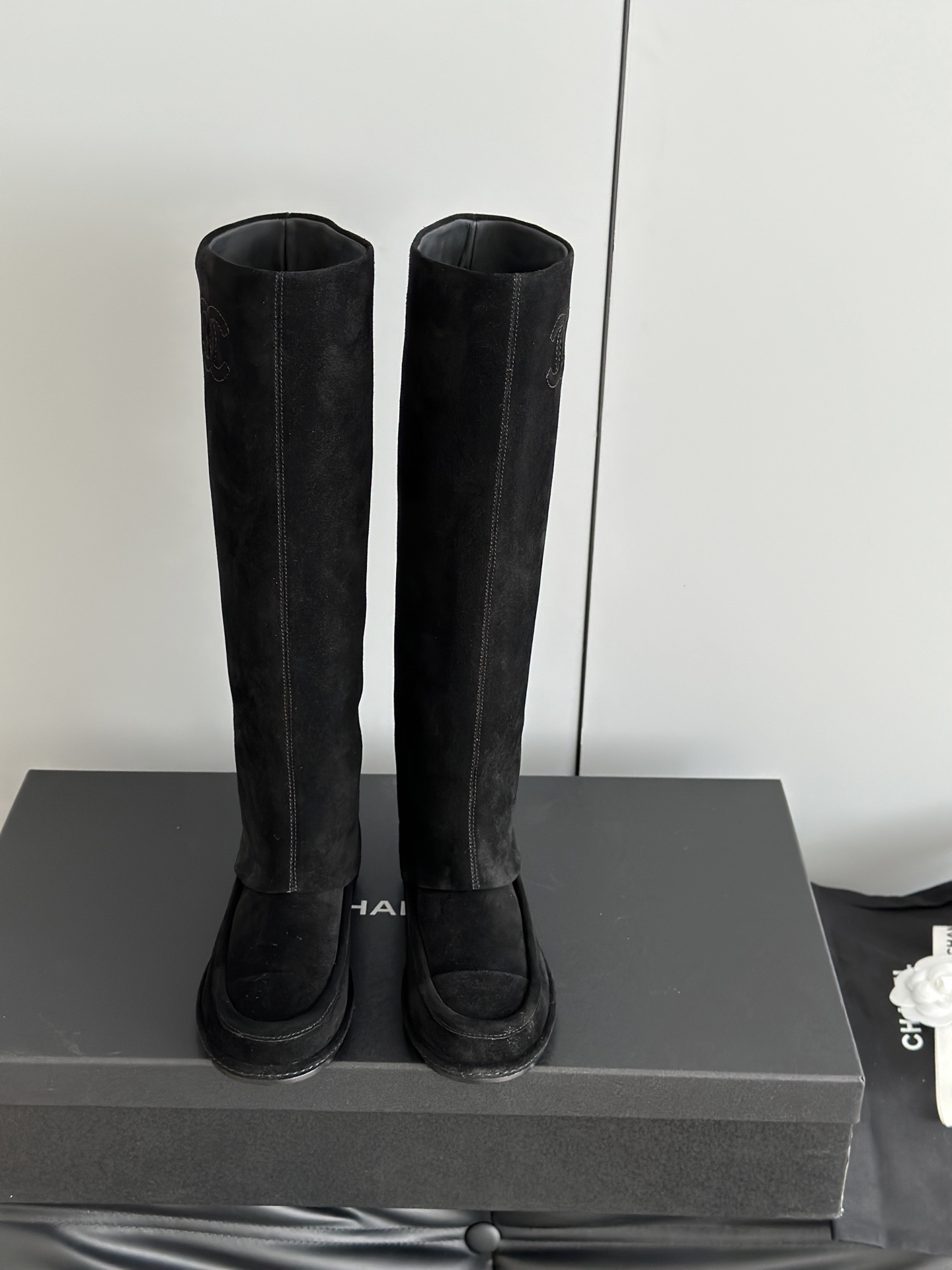 NO:576963,Chane*'s new most beautiful suede trouser boots. A flat-soled women's boot that you can tell at a glance. It's really good. It's soft and easy to wear. It's beautiful. It's comfortable and easy to walk without grinding your feet. It's a boot that won't clash. The color is suitable for this autumn and winter. Petite babies can choose a size larger and quietly put it inside to increase their height. They will make their legs longer in seconds. The upper is made of original imported cow suede, the lining is sheepskin, and the original open-molded Italian leather sole.  Size: 35-41 (40.41 customized, non-refundable), boots, chanel, boots, sheepskin, chamois leather19860909Chane*新款最美麂皮长靴裤管靴 一眼就种草的一款平底女靴,实物相当赞 软乎乎的超好穿 ,绝美 舒适好走不磨脚 不会撞款的一款靴子 颜色敲适合这个秋冬 ,个子娇小的宝宝们可以选大一码,悄悄放个内增高 秒变大长腿 鞋面采用原版进口牛反绒,内里羊皮,原版开模意大利真皮底 Size:35-41(40.41定做不退换),靴子,chanel,boots,sheepskin,chamois leather,Women's Shoes