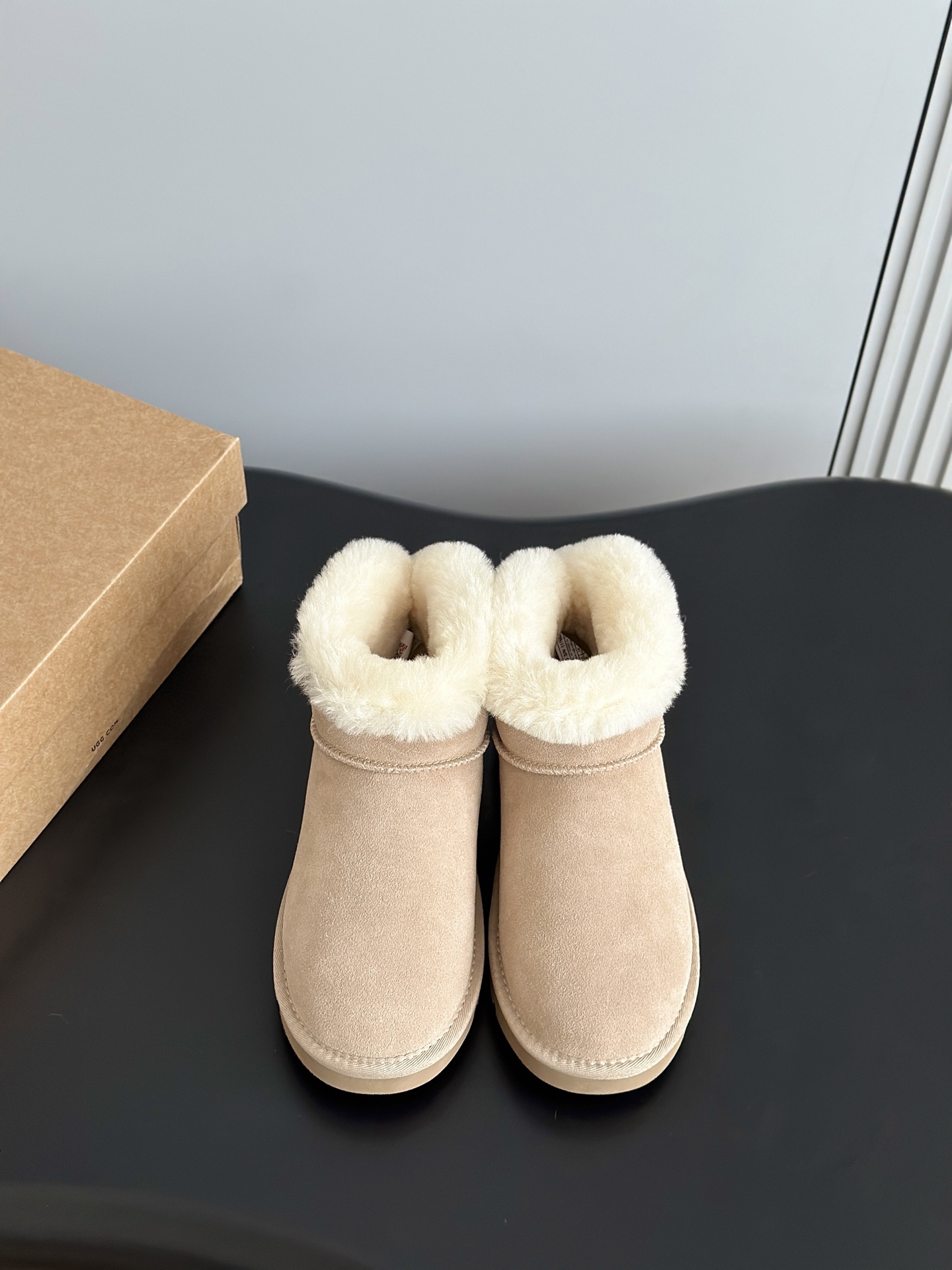 NO:559864,UG*'s new embroidered knitted ethnic-style warm plush snow boots are made of high-quality suede leather fabric, with the wool material inside, which not only ensures the texture, but also provides good warmth retention in winter. The short-tube style is simple and elegant. The plush design on the shoe opening not only improves the warmth, but also adds a sense of fashion. The upper is made of original cow suede, and the lining is ultra-thick pure wool. The original EVA foam sole size 35-40, snow boots, boots19860909UG*新款刺绣编织民族风保暖毛绒雪地短靴 采用优质反绒皮面料,搭配内里的羊毛材质,既保证了质感,又能在冬季提供良好的保暖性.短筒款式,简约大方,鞋口的毛绒设计不仅提升了保暖性,还增加了时尚感, 鞋面采用原版牛反绒,内里超厚纯羊毛,原版EVA发泡底 size35-40,雪地靴,boots,Women's Shoes