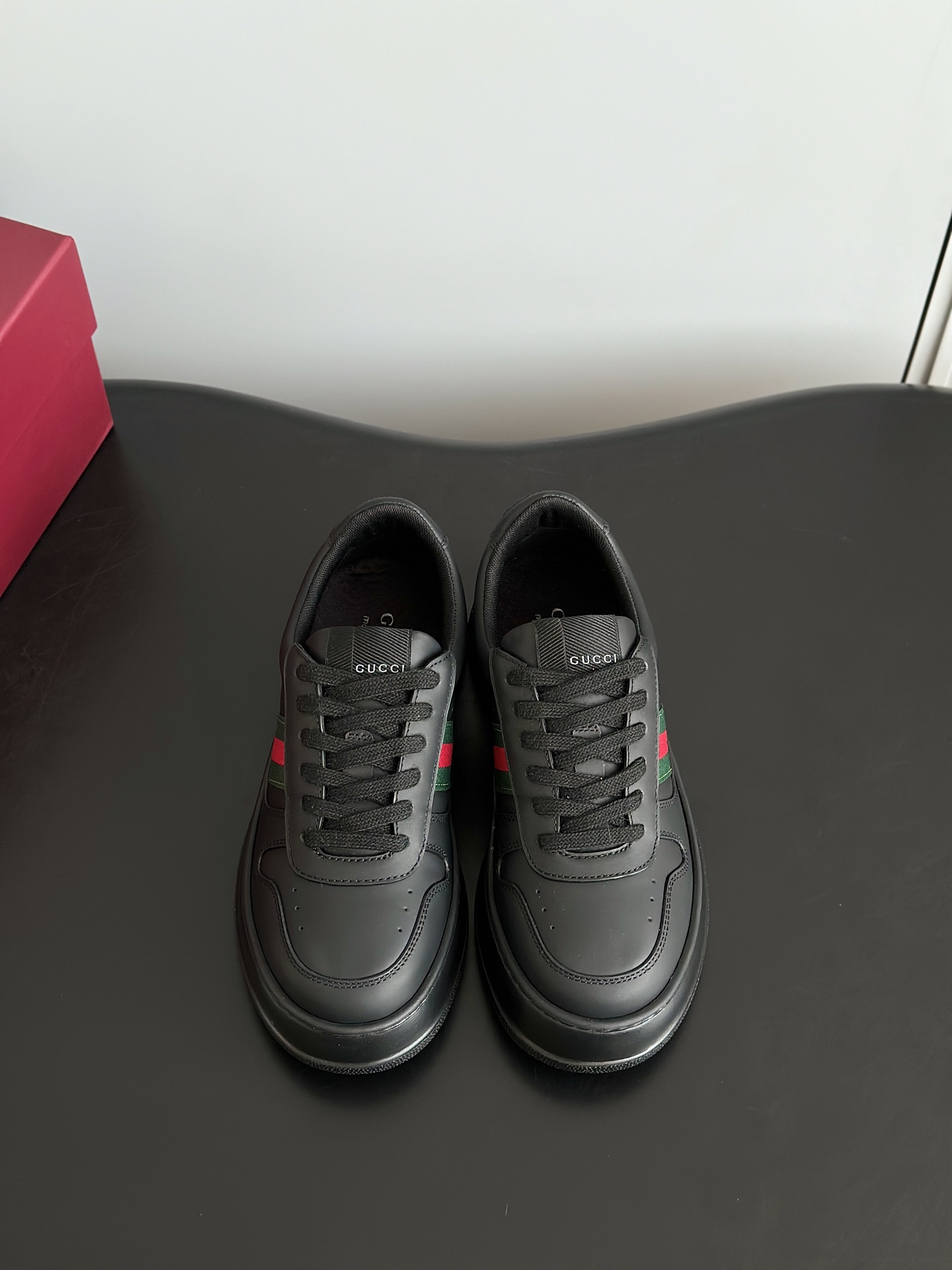 NO:559850,Men's 10 Gucc* latest thick-soled biscuit shoes, white shoes for couples. Classic presbyopia that never goes out of style, a must-have for invisible height increase, a must-have item for fashionable matching. The more you look at the old-fashioned design, the more you fall in love with it. The red and green webbing is super recognizable, and your feet will not be tired after walking all day. The upper is made of original imported cowhide, cowhide lining, original molded lightweight outsole. Heel height 4cm. Women's size 35-40.  Men's size 39-44, casual shoes/sports shoes, gucci, sneakers, cowhide19860909男款10 Gucc*最新厚底饼干鞋小白鞋情侣款 经典老花永不过时,隐形增高绝绝子,时髦搭配必备单品,做旧设计越看越爱,红绿织带超有辨识度,暴走一天都不累脚 鞋面采用原版进口牛皮面,牛皮内里,原版开模轻便大底 跟高4cm 女码35-40 男码39-44,休闲鞋/运动鞋,gucci,sneakers,cowhide,Women's Shoes