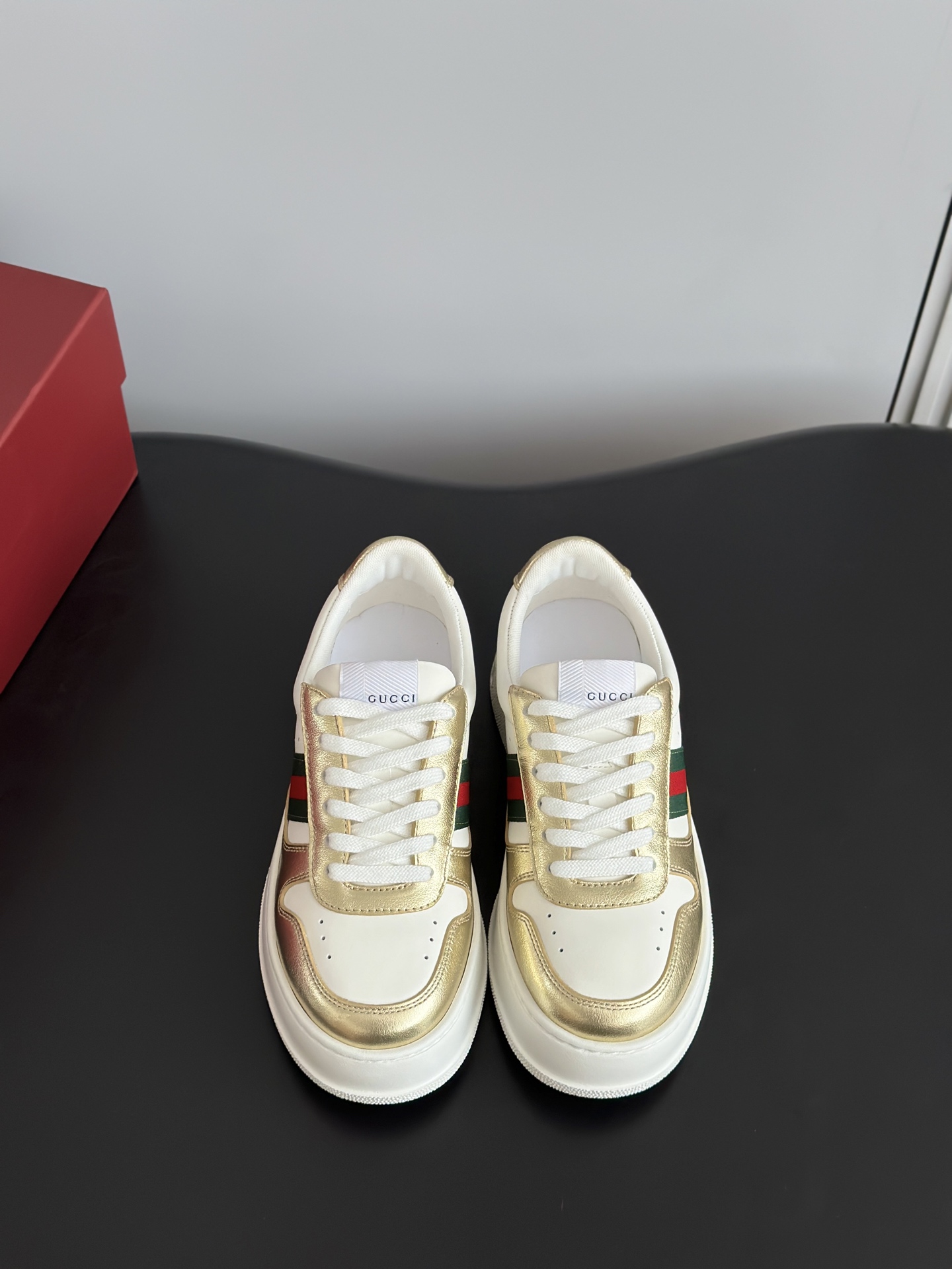 NO:559852,Men's 10 Gucc* latest thick-soled biscuit shoes, white shoes for couples. Classic presbyopia that never goes out of style, a must-have for invisible height increase, a must-have item for fashionable matching. The more you look at the old-fashioned design, the more you fall in love with it. The red and green webbing is super recognizable, and your feet will not be tired after walking all day. The upper is made of original imported cowhide, cowhide lining, original molded lightweight outsole. Heel height 4cm. Women's size 35-40.  Men's size 39-44, casual shoes/sports shoes, gucci, sneakers, cowhide19860909男款10 Gucc*最新厚底饼干鞋小白鞋情侣款 经典老花永不过时,隐形增高绝绝子,时髦搭配必备单品,做旧设计越看越爱,红绿织带超有辨识度,暴走一天都不累脚 鞋面采用原版进口牛皮面,牛皮内里,原版开模轻便大底 跟高4cm 女码35-40  男码39-44,休闲鞋/运动鞋,gucci,sneakers,cowhide,Women's Shoes