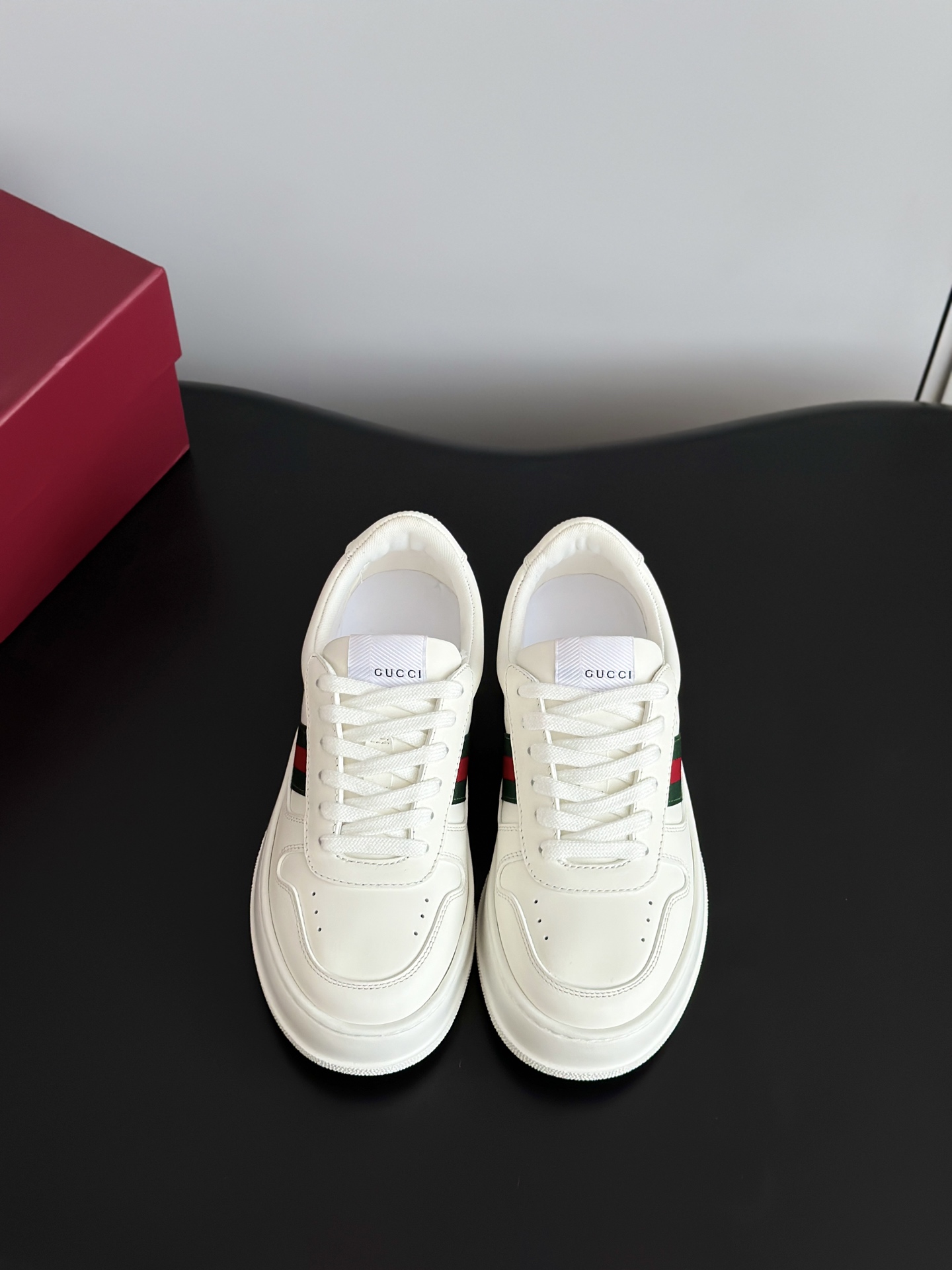 NO:559867,Men's 10 Gucc* latest thick-soled biscuit shoes, white shoes for couples. Classic presbyopia that never goes out of style, a must-have for invisible height increase, a must-have item for fashionable matching. The more you look at the old-fashioned design, the more you fall in love with it. The red and green webbing is super recognizable, and your feet will not be tired after walking all day. The upper is made of original imported cowhide, cowhide lining, original molded lightweight outsole. Heel height 4cm. Women's size 35-40.  Men's size 39-44, casual shoes/sports shoes, gucci, sneakers, cowhide19860909男款10 Gucc*最新厚底饼干鞋小白鞋情侣款 经典老花永不过时,隐形增高绝绝子,时髦搭配必备单品,做旧设计越看越爱,红绿织带超有辨识度,暴走一天都不累脚 鞋面采用原版进口牛皮面,牛皮内里,原版开模轻便大底 跟高4cm 女码35-40  男码39-44,休闲鞋/运动鞋,gucci,sneakers,cowhide,Women's Shoes