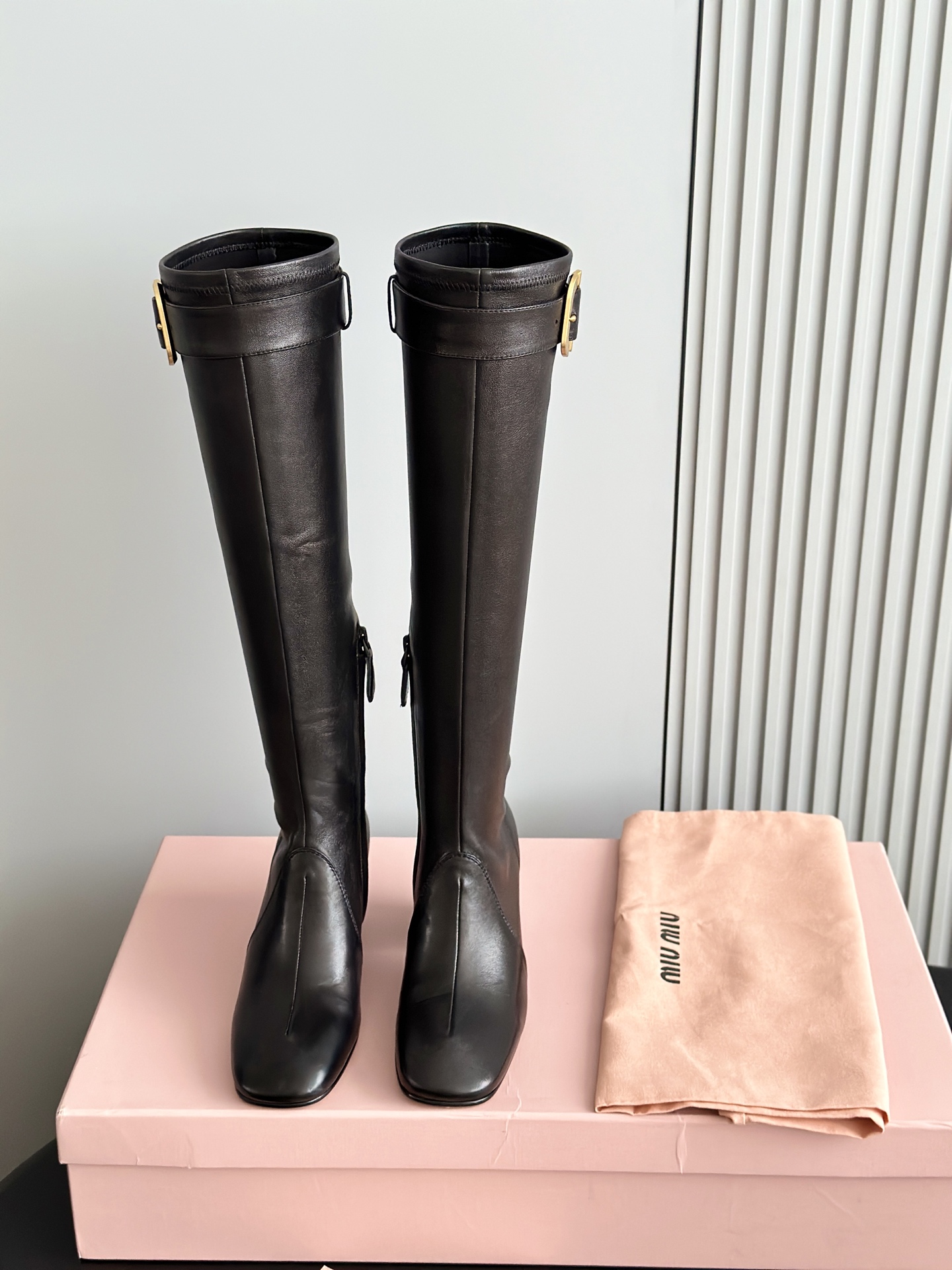 NO:625923,Miumi's latest buckle stretch boots with thick heels and leg-covering boots have thick heels, leg-covering, and ankle joint tightening!  It’s hard not to look good when these few elements are combined together. The short boots combine coolness and sophistication. The black leather has a high-end feel. The metal buckle embellishment instantly lights up the look. The square toe and mid-heel design are retro and show off the legs. Whether worn with jeans or a small skirt, you can easily wear it with a fashionable accent ~ The boots are amazing. The leather is high-end and textured. The metal buckle embellishment instantly enhances the fashion. The over-the-knee design can also easily create long legs. It looks great when paired with skirts and trousers. Wearing it is a walking fashion pictorial.  The upper is made of original imported elastic leather, the lining is made of Lycra/sheepskin, and the Italian genuine leather outsole is 6.5cm high.19860909Miumi*新款搭扣弹力长靴粗跟包腿靴 粗跟,包腿,踝关节收紧！这几个要素和在一起就很难不好看,短靴把酷飒与精致拿捏得死死的黑色皮革自带高级感 金属扣点缀瞬间点亮造型 方头加中跟设计 复古又显腿型 不管是配牛仔裤还是小裙子 都能轻松穿出时髦腔调～ 长靴太绝啦 皮质高级又有质感 金属扣点缀瞬间提升时髦度 过膝设计还能轻松打造大长腿 搭配裙装裤装都很出挑 穿上就是行走的时尚画报 鞋面采用原版进口弹力皮,内里垫脚贴合莱卡/羊皮,意大利真皮大底 跟高6.5cm Size:35-39（40.41定做不退换）,靴子,miumiu,boots,skirts,jeans,sheepskin,Leather soles,Women's Shoes