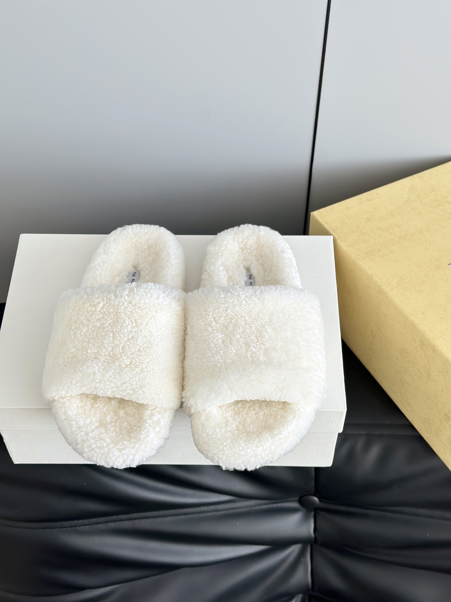 NO:678965,The row's new lamb wool slippers, fashionable and versatile casual trendy wool slippers in autumn and winter, overseas purchase version, popular models one after another. In winter, you still need a pair of warm, fashionable and versatile wool slippers. They look good with any combination. In winter, you can wear them with a pair of socks. They are very comfortable and elastic when you step on them. The upper is made of imported Australian lamb wool, the lining is imported Australian lamb wool, and the original molded outsole  Size 35/40 (40 is custom-made, non-refundable and non-exchangeable), furry shoes and slippers, slippers, socks19860909The row新款羊羔毛拖鞋 秋冬时尚百搭休闲潮流羊毛拖,海外代购版本,爆款一个接着一个,冬天 还是需要一双保暖时尚洋气百搭的羊毛拖鞋,随意搭配都好看,冬天搭配一双袜子 也能美美哒出街,上脚就像踩感一样非常舒适Q弹 鞋面采用进口澳洲羊羔毛,内里进口澳洲羊羔毛,原版开模大底 码数35/40（40定做不退不换）,毛毛鞋拖鞋,slippers,socks,Women's Shoes