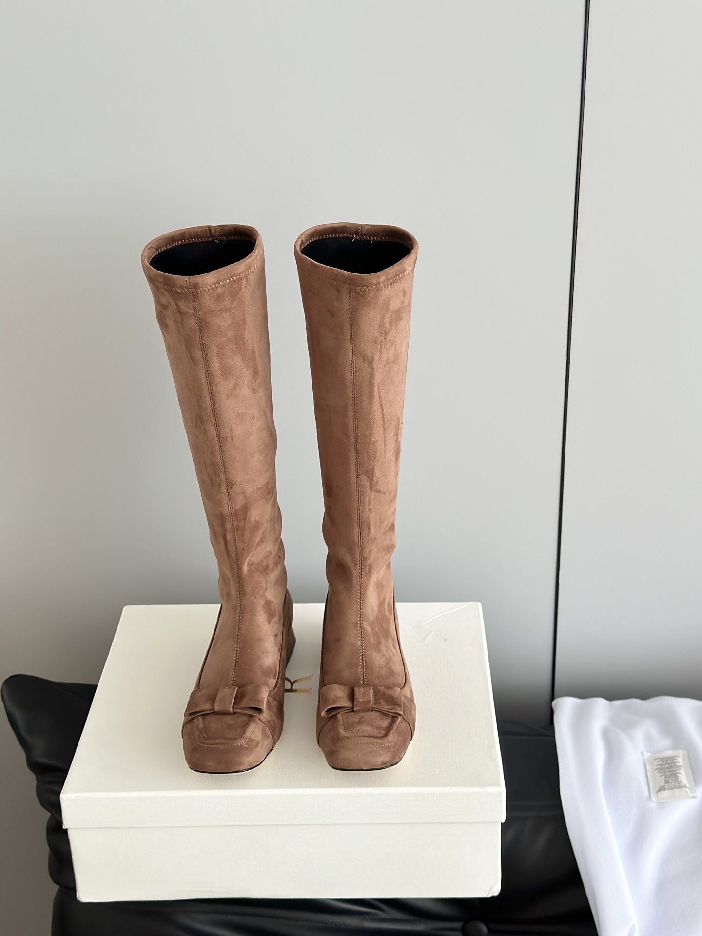 NO:678960,The row25ss retro square-toe bow-knot boots continue the brand's 'minimalist luxury' style. The boot shape is slender and smooth, fitting the leg line, visually extending, and easily creating a 'long-leg' effect. The toe is decorated with a delicate bow, injecting soft elements into the minimalist design, balancing toughness and elegance; the boot height is moderate, suitable for a variety of trousers and skirts. The upper is made of original stretch leather/elastic velvet, lining sheepskin, and Italian genuine leather outsole  Increased height by 4cm, size 35/40 (40 is custom-made, non-returnable and non-exchangeable), boots, boots, skirts, sheepskin, Leather soles19860909The row25ss复古方头蝴蝶结长靴长筒靴 延续品牌“极简奢华”的风格,靴型修长流畅,贴合腿部线条,视觉上极具延伸感,轻松打造“大长腿”效果.鞋头处装饰精致蝴蝶结,为极简设计注入柔美元素,平衡硬朗与优雅；靴筒高度适中,适配多种裤装、裙装搭配. 鞋面采用原版一致弹力皮/弹力绒,内里羊皮,意大利真皮大底 增高4cm 码数35/40（40定做不退不换）,靴子,boots,skirts,sheepskin,Leather soles,Women's Shoes