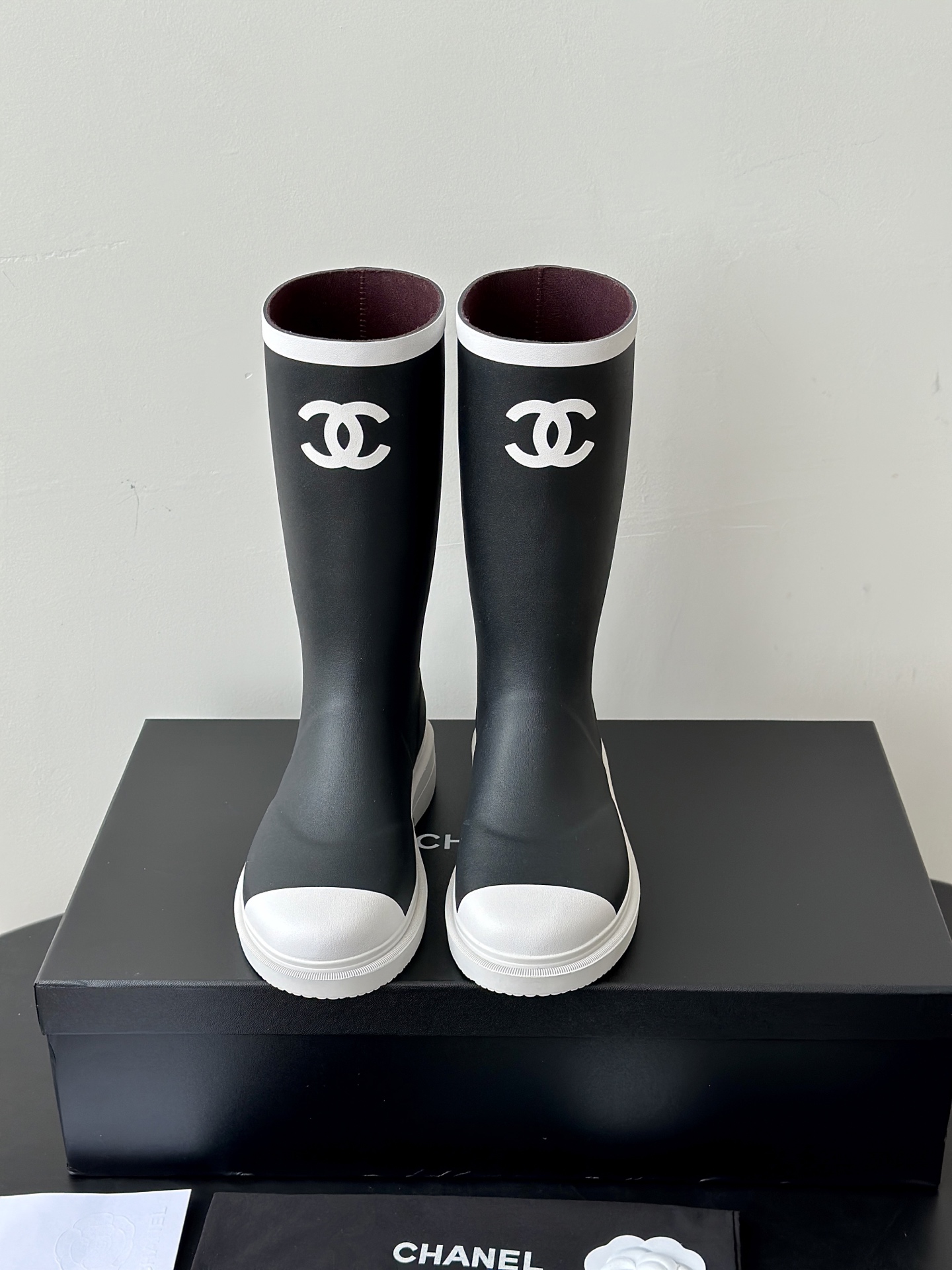 NO:614031,Chane* Vintage Second-hand rain boots series, top version, no seams in the rubber vulcanization process, consistent with the original version, environmentally friendly rubber material, no odor, the sole and the boot shaft are a combined cold bonding process, the shoe material is rubber, the inner velvet cloth fits the feet and does not stick to the feet. Waterproof rain boots, can be worn all year round. Size: 36-40, boots, chanel, boots, rain boots19860909Chane* Vintage 中古雨靴系列 顶级版本 无中缝线橡胶硫化工艺,与原版一致,环保橡胶材质,无异味,鞋底和靴筒是组合冷粘工艺 鞋的材质是橡胶,内里绒布贴合不粘脚.防水雨靴,一年四季都可以穿. Size:36-40,靴子,chanel,boots,rain boots,Women's Shoes