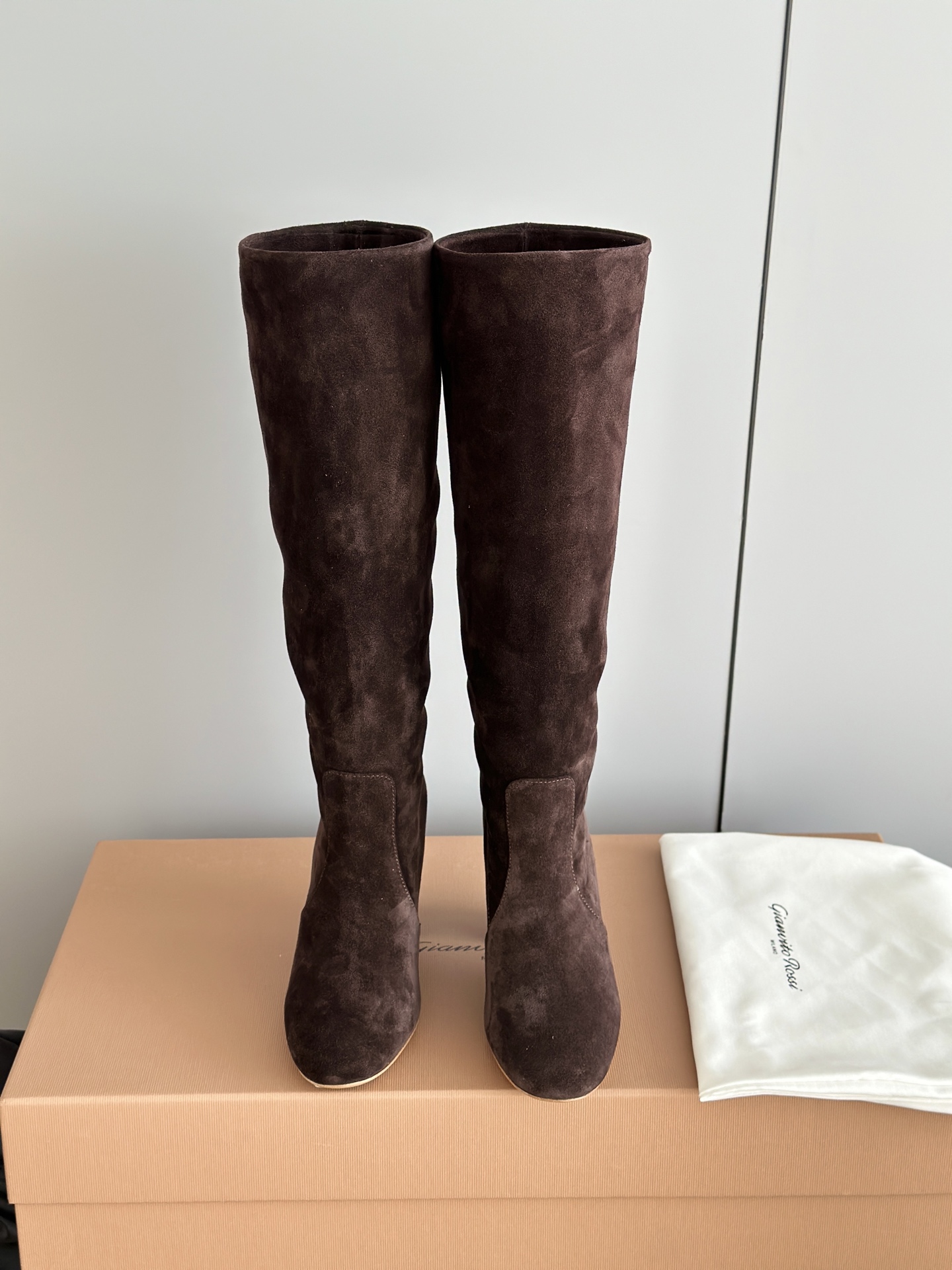 NO:629107,Gianvito Ross*25 new autumn and winter new Rossi GR retro suede high-heeled boots are simple and elegant, in line with the current fashion trend, and can also accommodate different foot types; the overall design is simple and neat, without too many complicated decorations, highlighting the classic and elegant style, easy to match with various clothing, whether it is a skirt or trousers, it can show good fashion taste. The upper is made of imported original cow suede, the lining is sheepskin, and the original Italian leather outsole (injection-molded forefoot)  Heel height 5.5cm/9cm Size: 35-39 (40 customized, non-refundable), boots, boots, skirts, sheepskin, chamois leather, Leather soles19860909Gianvito Ross*25秋冬新款罗西GR复古麂皮高跟堆堆长筒靴 简约大气,符合当下的时尚潮流,同时也能容纳不同脚型；整体设计简约利落,没有过多繁杂的装饰,凸显出经典与优雅的风格,易于搭配各种服饰,无论是裙装还是裤装都能展现出不俗的时尚品味 鞋面采用进口原版牛反绒,内里垫脚羊皮,原版意大利真皮大底（注塑前掌） 跟高5.5cm/9cm Size:35-39（40定做不退换）,靴子,boots,skirts,sheepskin,chamois leather,Leather soles,Women's Shoes