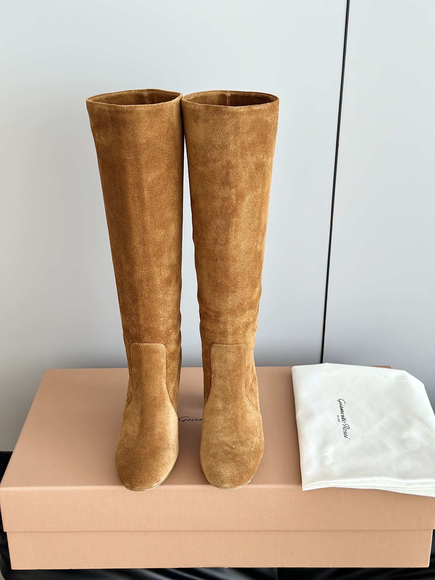 NO:629112,Gianvito Ross*25 new autumn and winter new Rossi GR retro suede high-heeled boots are simple and elegant, in line with the current fashion trend, and can also accommodate different foot types; the overall design is simple and neat, without too many complicated decorations, highlighting the classic and elegant style, easy to match with various clothing, whether it is a skirt or trousers, it can show good fashion taste. The upper is made of imported original cow suede, the lining is sheepskin, and the original Italian leather outsole (injection-molded forefoot)  Heel height 5.5cm/9cm Size: 35-39 (40 customized, non-refundable, boots, boots, skirts, sheepskin, chamois leather, Leather soles19860909Gianvito Ross*25秋冬新款罗西GR复古麂皮高跟堆堆长筒靴 简约大气,符合当下的时尚潮流,同时也能容纳不同脚型；整体设计简约利落,没有过多繁杂的装饰,凸显出经典与优雅的风格,易于搭配各种服饰,无论是裙装还是裤装都能展现出不俗的时尚品味 鞋面采用进口原版牛反绒,内里垫脚羊皮,原版意大利真皮大底（注塑前掌） 跟高5.5cm/9cm Size:35-39（40定做不退换,靴子,boots,skirts,sheepskin,chamois leather,Leather soles,Women's Shoes