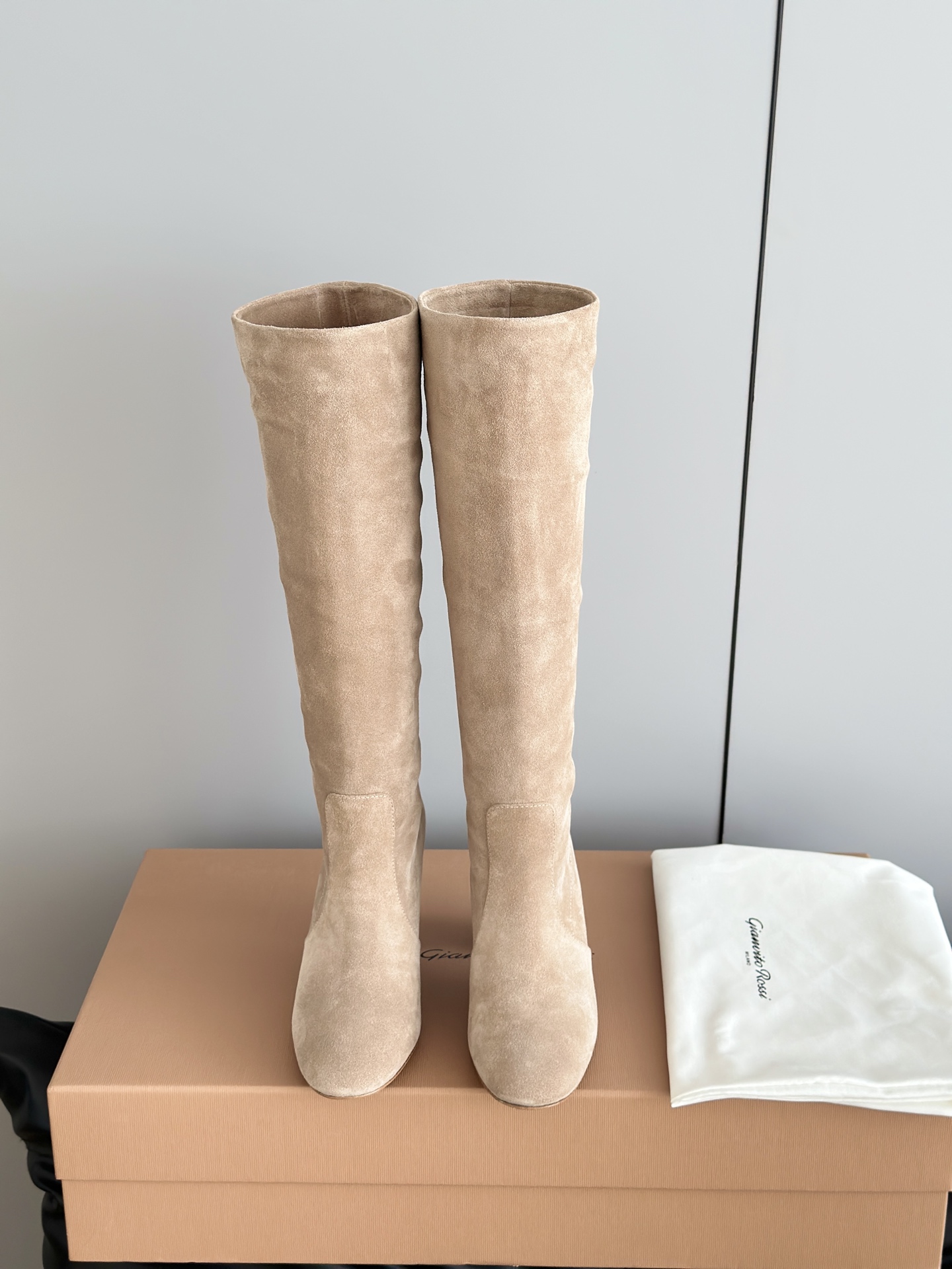 NO:629117,Gianvito Ross*25 new autumn and winter new Rossi GR retro suede high-heeled boots are simple and elegant, in line with the current fashion trend, and can also accommodate different foot types; the overall design is simple and neat, without too many complicated decorations, highlighting the classic and elegant style, easy to match with various clothing, whether it is a skirt or trousers, it can show good fashion taste. The upper is made of imported original cow suede, the lining is sheepskin, and the original Italian leather outsole (injection-molded forefoot)  Heel height 5.5cm/9cm Size: 35-39 (40 customized, non-refundable), boots, boots, skirts, sheepskin, chamois leather, Leather soles19860909Gianvito Ross*25秋冬新款罗西GR复古麂皮高跟堆堆长筒靴 简约大气,符合当下的时尚潮流,同时也能容纳不同脚型；整体设计简约利落,没有过多繁杂的装饰,凸显出经典与优雅的风格,易于搭配各种服饰,无论是裙装还是裤装都能展现出不俗的时尚品味 鞋面采用进口原版牛反绒,内里垫脚羊皮,原版意大利真皮大底（注塑前掌） 跟高5.5cm/9cm Size:35-39（40定做不退换）,靴子,boots,skirts,sheepskin,chamois leather,Leather soles,Women's Shoes