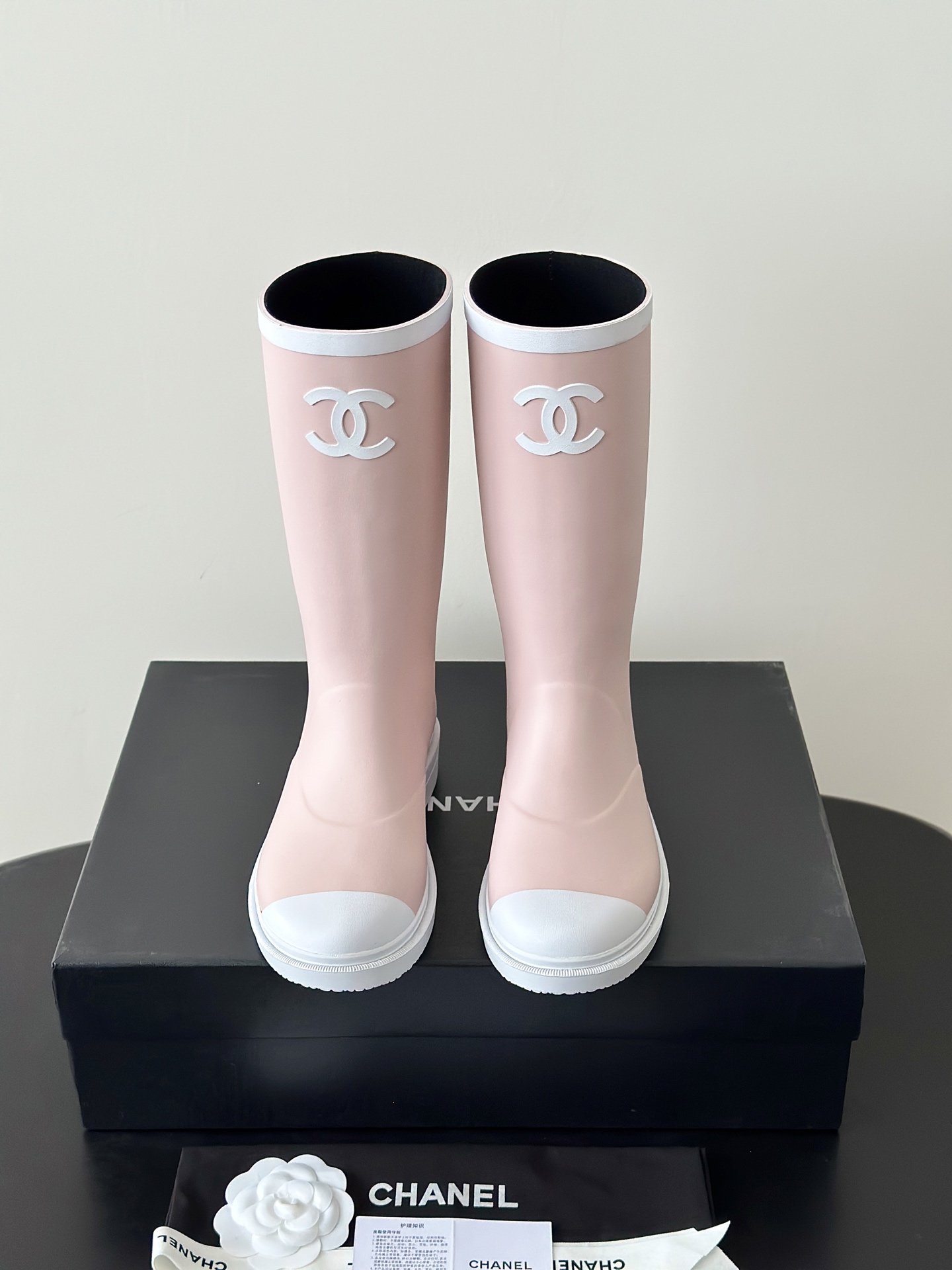 NO:625939,Chane* Vintage Second-hand rain boots series, top version, no seams in the rubber vulcanization process, consistent with the original version, environmentally friendly rubber material, no odor, the sole and the boot shaft are a combined cold bonding process, the shoe material is rubber, the inner velvet cloth fits the feet and does not stick to the feet. Waterproof rain boots, can be worn all year round. Size: 36-40, boots, chanel, boots, rain boots19860909Chane* Vintage 中古雨靴系列 顶级版本 无中缝线橡胶硫化工艺,与原版一致,环保橡胶材质,无异味,鞋底和靴筒是组合冷粘工艺 鞋的材质是橡胶,内里绒布贴合不粘脚.防水雨靴,一年四季都可以穿. Size:36-40,靴子,chanel,boots,rain boots,Women's Shoes