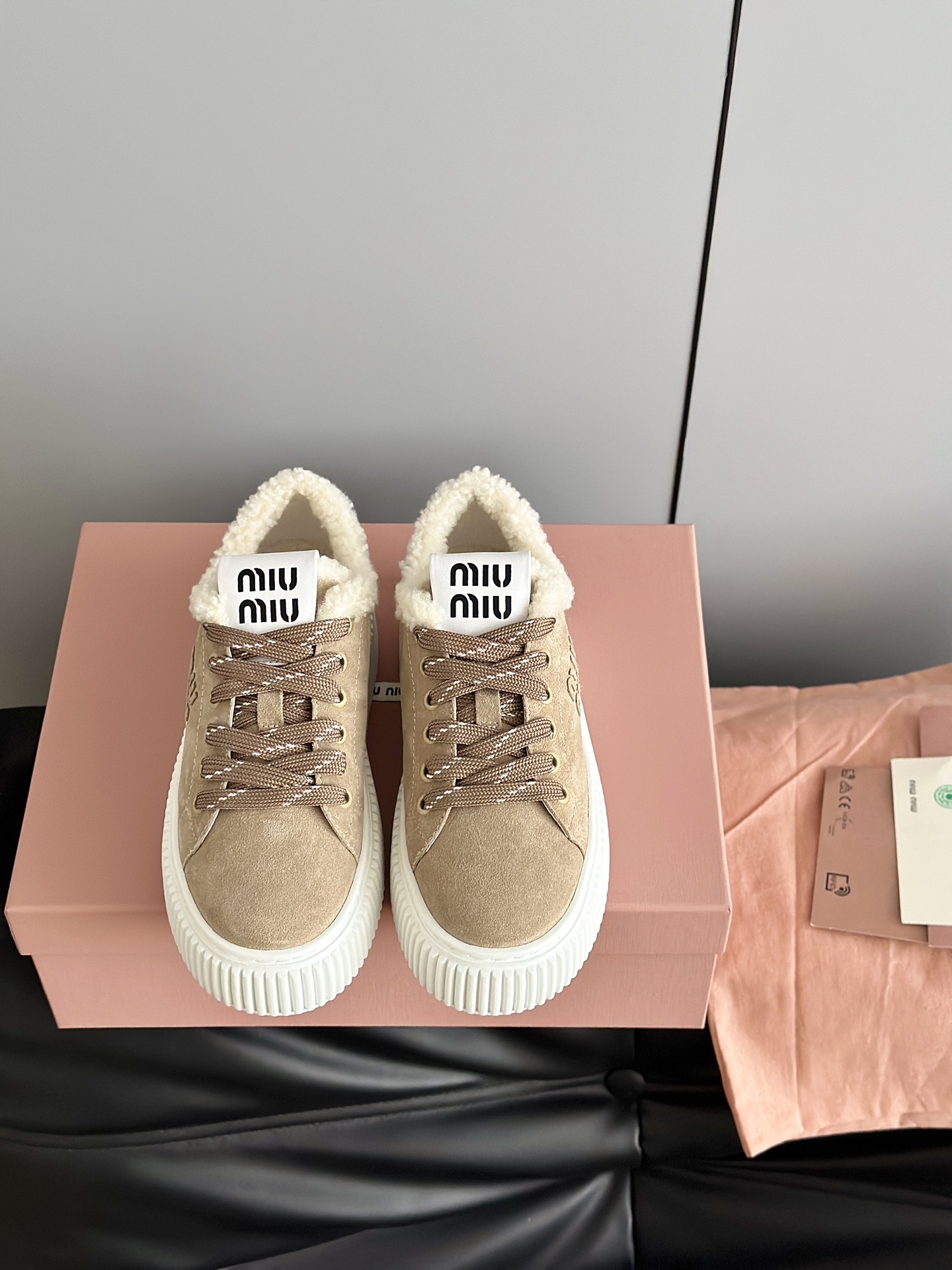 NO:625946,Miumi*25 new autumn and winter thick-soled wool biscuit casual shoes in single shoes. Top version. Simple shape, ultra-light original molded sole, perfect foot feel. Easy to wear and match, the popularity of biscuit shoes is really only increasing. Not only because of its extremely high adaptability, but also due to its outstanding foot feel. The layers of the sole are wavy like biscuits! The looks are outstanding online, but Miu’s shoes have always been girlish. Not many girls can escape the sweetness of Miu’s shoes! And this time it is Miu’s Biqian shoe series. Although it is a simple design, the 1ogo tongue is also very stylish! Pair it casually with long skirts, short skirts, jeans, casual series, etc. You can wear a unique style and have a great age-reducing effect. The upper is made of original cow suede/lamb wool, lining cowhide/wool, original open-molded outsole, 6cm heel height, and a pair of shoelaces and shoe flowers packaged in an airplane box. Size: 35-41 (custom-made 40 and 41 are non-returnable), casual shoes/sports shoes, miumiu, sneakers, skirts, jeans, cowhide19860909单鞋羊毛里 Miumi*25秋冬新款厚底羊毛饼干休闲鞋 顶级版本 简约造型,超轻原版开模鞋底,脚感妥妥满分 好穿好搭饼干鞋的热度真的是只增不减的 不仅因为其极高的配适性 也得益于其出众的脚感之鞋底一层层波浪就像饼干 一 般！颜值在线抗打而miu家鞋款一向走的是少女范儿 没多少个女生能逃得过缪家的甜美！而这一次则是miu家的饼千鞋系列,虽说是简约的设计 但这个1ogo鞋舌也极具辦识度！随意搭配长裙 短裙牛仔裤休闲系列等 都能穿出与众不同的风格减龄效果非常 鞋面采用原版牛反绒/羊羔毛,内里牛皮/羊毛,原版开模大底 跟高6cm 飞机盒包装配送一副鞋带和鞋花 Size: 35-41（40 41定做不退换）,休闲鞋/运动鞋,miumiu,sneakers,skirts,jeans,cowhide,Women's Shoes