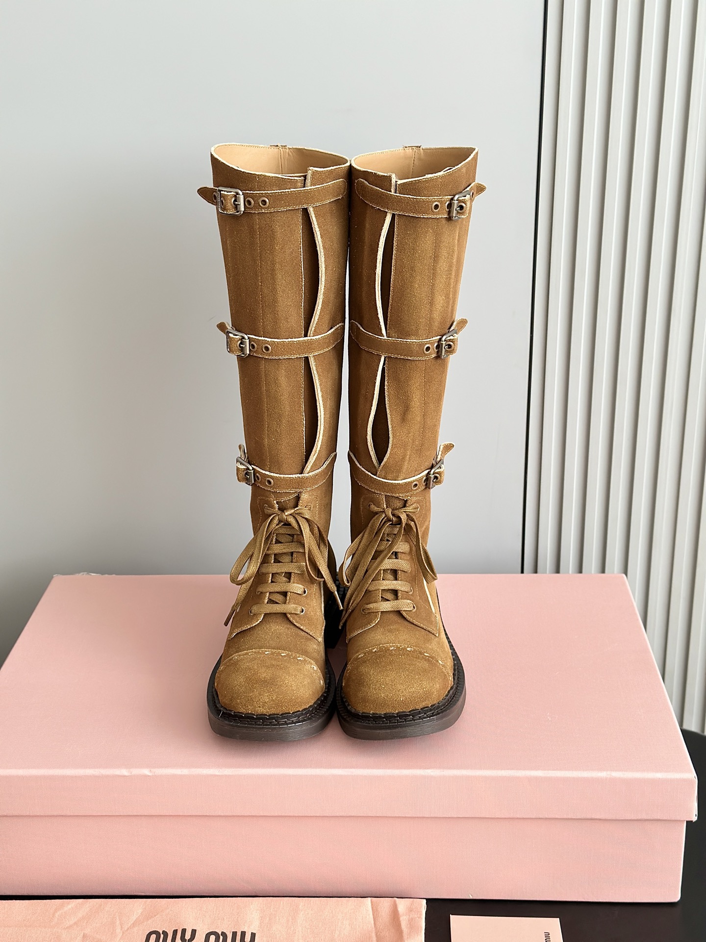 NO:625905,Upgraded version of Miumi* autumn and winter catwalk style retro motorcycle boots. The boots of the year that can be regarded as gods. Full of punk style. You can be both a sweet girl and cool. The more you look at it, the cooler it becomes. The upper is made of original custom-made imported vegetable blended calfskin, sheepskin lining, matching distressed hardware fasteners, and private model TPU outsole.  Size35-39 (size 40 can be customized without return), boots, miumiu, boots, cowhide, sheepskin19860909升级版Miumi*秋冬走秀款复古机车靴 年度可以封神的战靴 朋克风满满 既能当甜妹又能扮拽酷 越看越上头酷飒酷飒的 鞋面采用原版订制进口植糅小牛皮,羊皮内里,对版做旧五金扣件,私模TPU大底 Size35-39码（40码可订做不退换）,靴子,miumiu,boots,cowhide,sheepskin,Women's Shoes