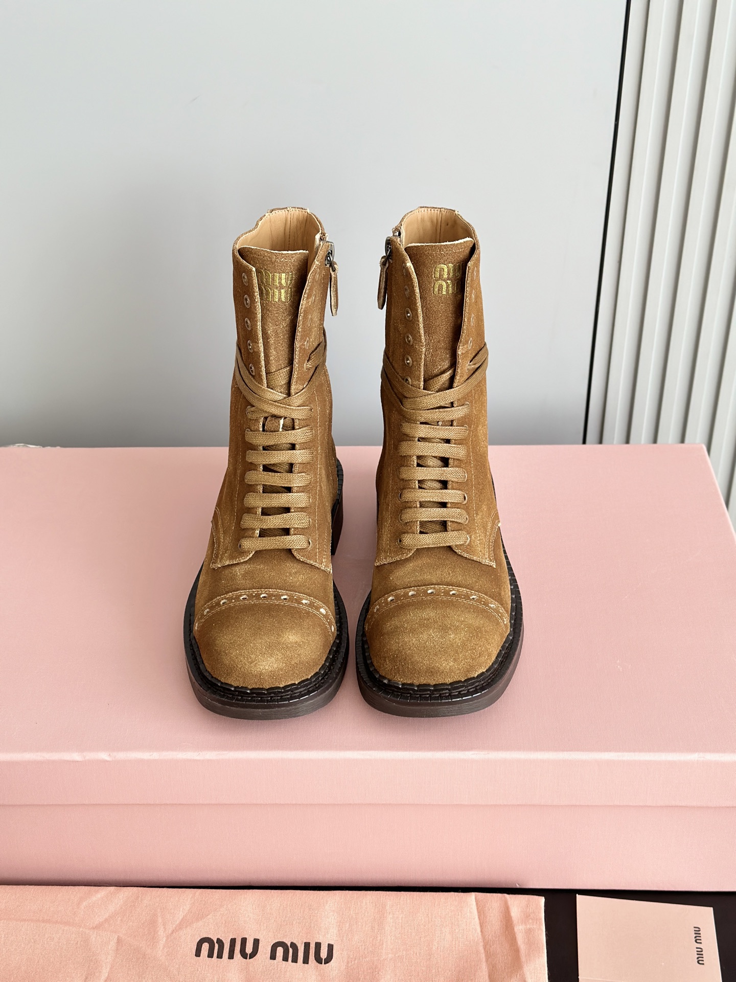 NO:625911,Upgraded version of Miumi* autumn and winter catwalk style retro motorcycle boots. The boots of the year that can be regarded as gods. Full of punk style. You can be both a sweet girl and cool. The more you look at it, the cooler it becomes. The upper is made of original custom-made imported vegetable blended calfskin, sheepskin lining, matching distressed hardware fasteners, and private model TPU outsole.  Size35-39 (size 40 can be customized without return), boots, miumiu, boots, cowhide, sheepskin19860909升级版Miumi*秋冬走秀款复古机车靴 年度可以封神的战靴 朋克风满满 既能当甜妹又能扮拽酷 越看越上头酷飒酷飒的 鞋面采用原版订制进口植糅小牛皮,羊皮内里,对版做旧五金扣件,私模TPU大底 Size35-39码（40码可订做不退换）,靴子,miumiu,boots,cowhide,sheepskin,Women's Shoes