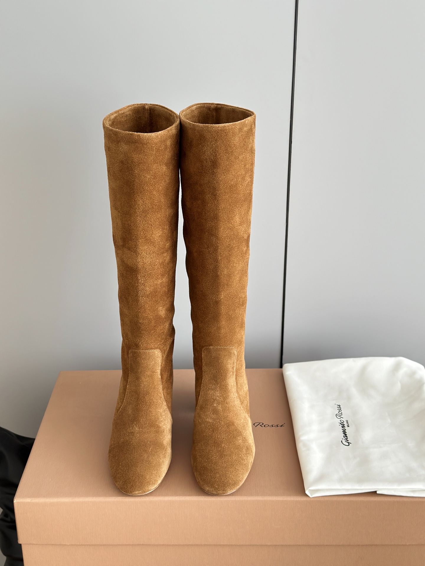 NO:629127,Gianvito Ross*25 new autumn and winter new Rossi GR retro suede high-heeled boots are simple and elegant, in line with the current fashion trend, and can also accommodate different foot types; the overall design is simple and neat, without too many complicated decorations, highlighting the classic and elegant style, easy to match with various clothing, whether it is a skirt or trousers, it can show good fashion taste. The upper is made of imported original cow suede, the lining is sheepskin, and the original Italian leather outsole (injection-molded forefoot)  Heel height 5.5cm/9cm Size: 35-39 (40 customized, non-refundable), boots, boots, skirts, sheepskin, chamois leather, Leather soles19860909Gianvito Ross*25秋冬新款罗西GR复古麂皮高跟堆堆长筒靴 简约大气,符合当下的时尚潮流,同时也能容纳不同脚型；整体设计简约利落,没有过多繁杂的装饰,凸显出经典与优雅的风格,易于搭配各种服饰,无论是裙装还是裤装都能展现出不俗的时尚品味 鞋面采用进口原版牛反绒,内里垫脚羊皮,原版意大利真皮大底（注塑前掌） 跟高5.5cm/9cm Size:35-39（40定做不退换）,靴子,boots,skirts,sheepskin,chamois leather,Leather soles,Women's Shoes