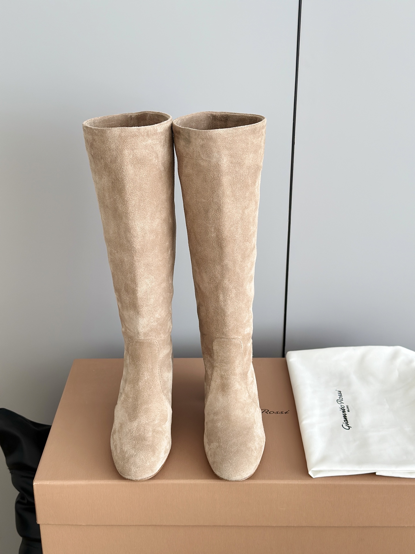 NO:629133,Gianvito Ross*25 new autumn and winter new Rossi GR retro suede high-heeled boots are simple and elegant, in line with the current fashion trend, and can also accommodate different foot types; the overall design is simple and neat, without too many complicated decorations, highlighting the classic and elegant style, easy to match with various clothing, whether it is a skirt or trousers, it can show good fashion taste. The upper is made of imported original cow suede, the lining is sheepskin, and the original Italian leather outsole (injection-molded forefoot)  Heel height 5.5cm/9cm Size: 35-39 (40 customized, non-refundable, boots, boots, skirts, sheepskin, chamois leather, Leather soles19860909Gianvito Ross*25秋冬新款罗西GR复古麂皮高跟堆堆长筒靴 简约大气,符合当下的时尚潮流,同时也能容纳不同脚型；整体设计简约利落,没有过多繁杂的装饰,凸显出经典与优雅的风格,易于搭配各种服饰,无论是裙装还是裤装都能展现出不俗的时尚品味 鞋面采用进口原版牛反绒,内里垫脚羊皮,原版意大利真皮大底（注塑前掌） 跟高5.5cm/9cm Size:35-39（40定做不退换,靴子,boots,skirts,sheepskin,chamois leather,Leather soles,Women's Shoes