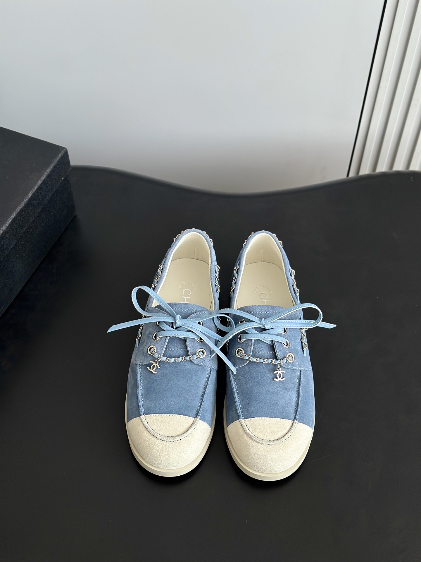 NO:625927,Chane*26 new early spring double-color suede chain loafers. The sides of the shoes are decorated with leather chains and small logo pendants, which reveal exquisite details. They are also very light and comfortable to wear. They are very practical shoes for daily use. Xiaoxiang's pair of flat casual shoes can be said to be the most designed shoes in recent years. The clever choice of leather chains is unique and chic. I fell in love with it at first sight. The suede color matching is versatile for daily use.  The most important thing is that they use soft soles. They are super comfortable and easy to wear. You will be surprised as soon as you try them on. It is a rare shoe that combines comfort, style and versatility so well. The upper is made of imported custom-made cow suede, the lining is sheepskin, and the original molded wear-resistant raw rubber outsole Size: 35-39 (40.41 custom-made, non-returnable), casual shoes/sports shoes, chanel, loafers, sneakers, sheepskin, chamois leather19860909Chane*26早春新款双拼色麂皮链条乐福鞋 鞋子侧边装饰有皮穿链和小logo坠饰,在在透露着精致的小细节,而且很轻穿着舒适,是日常十分实搭的鞋款. 小香这双平底休闲鞋 可以说是这几年最具设计感的鞋子了 巧妙选用皮穿链条个性别致 一眼就爱上 麂皮拼色 日常又百搭 最最主要是选用了柔软的鞋底 超级舒服好穿 只要上脚试穿都会很惊喜 是难得将舒适 洋气 百搭融合得这么好的一款鞋 鞋面采用进口定制牛反绒,内里垫脚羊皮,原版开模耐磨生胶大底 Size:35-39（40.41定做不退换）,休闲鞋/运动鞋,chanel,loafers,sneakers,sheepskin,chamois leather,Women's Shoes