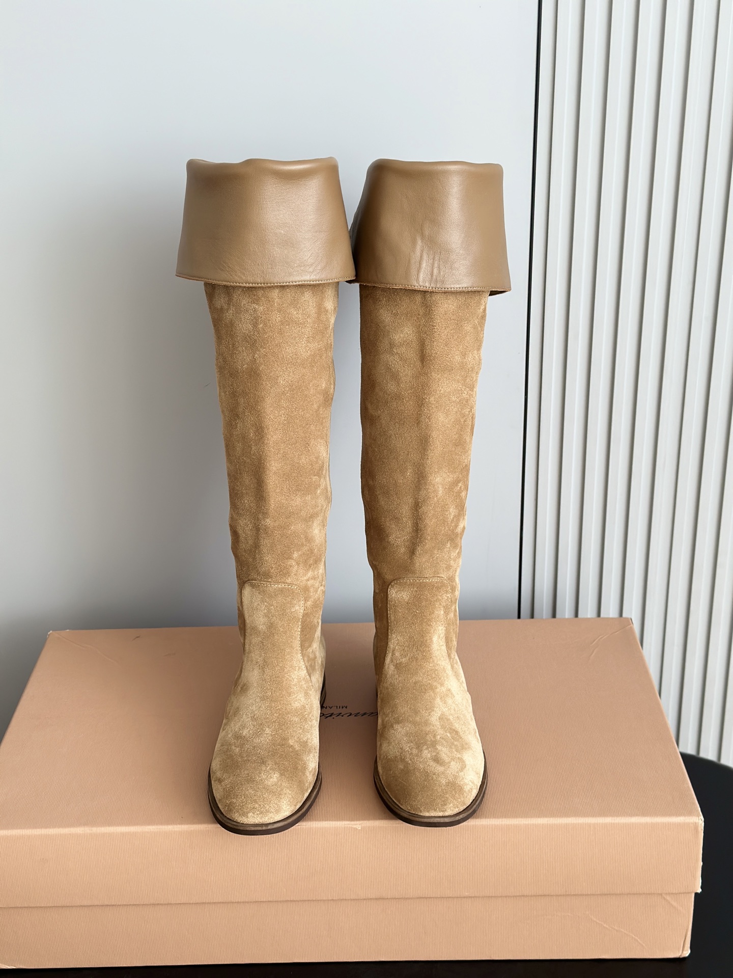 NO:629137,Gianvito Ross*25 new autumn and winter new Rossi GR retro suede high-heeled boots are simple and elegant, in line with the current fashion trend, and can also accommodate different foot types; the overall design is simple and neat, without too many complicated decorations, highlighting the classic and elegant style, easy to match with various clothing, whether it is a skirt or trousers, it can show good fashion taste. The upper is made of imported original cow suede, the lining is sheepskin, and the original Italian leather outsole (injection-molded forefoot)  Size: 35-39 (40 is custom-made and cannot be returned or exchanged), boots, boots, skirts, sheepskin, chamois leather, Leather soles19860909Gianvito Ross*25秋冬新款罗西GR复古麂皮高跟堆堆长筒靴 简约大气,符合当下的时尚潮流,同时也能容纳不同脚型；整体设计简约利落,没有过多繁杂的装饰,凸显出经典与优雅的风格,易于搭配各种服饰,无论是裙装还是裤装都能展现出不俗的时尚品味 鞋面采用进口原版牛反绒,内里垫脚羊皮,原版意大利真皮大底（注塑前掌） Size:35-39（40定做不退换）,靴子,boots,skirts,sheepskin,chamois leather,Leather soles,Women's Shoes