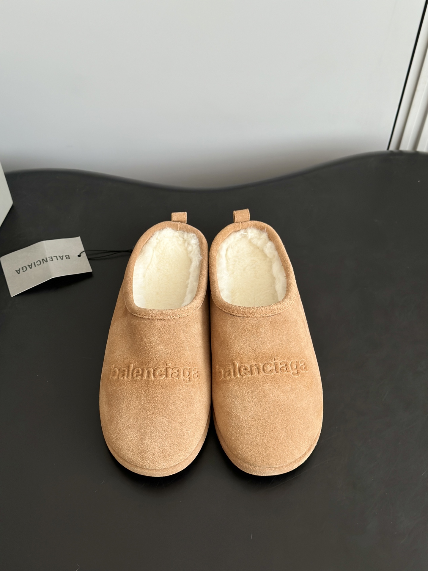 NO:652777,Balenciag* Balenciaga 25 new warm thick-soled plush half-slippers have an exaggerated thick-soled design, which instantly enhances the fashion sense of the style; the brand's iconic logo is embossed on the upper, and can be paired with a loose sweatshirt/sweater + leggings/straight-leg jeans to create a lazy and casual daily look; stepping on this pair of slippers is both comfortable and can enhance the overall texture. It is suitable for home, shopping or checking in at a cafe.  The upper is made of the original imported Niu Jing, the lining is pure wool, the original molded outsole, the heel height is 6.5cm, SIZE35-40 (40 can be customized and cannot be returned or exchanged), semi-furry shoes, balenciaga, balenciaga, slippers, hoodie, sweatshirts, jeans, sweaters19860909Balenciag* 巴黎世家25新款保暖厚底毛绒半拖鞋 拥有夸张的厚底设计,瞬间提升造型的时尚感层次感；鞋面上压印着品牌标志性logo,搭配宽松卫衣/毛衣+束脚卫裤/直筒牛仔裤,打造慵懒随性的日常造型；脚踩这双拖鞋,既舒适又能提升整体质感,适合居家、逛街或咖啡馆打卡等场景 鞋面采用原版进口牛京,内里纯羊毛,原版开模大底 跟高6.5cm SIZE35—40(40定做不退换）,半拖毛毛鞋,balenciaga,balenciaga,slippers,hoodie,sweatshirts,jeans,sweaters,Women's Shoes