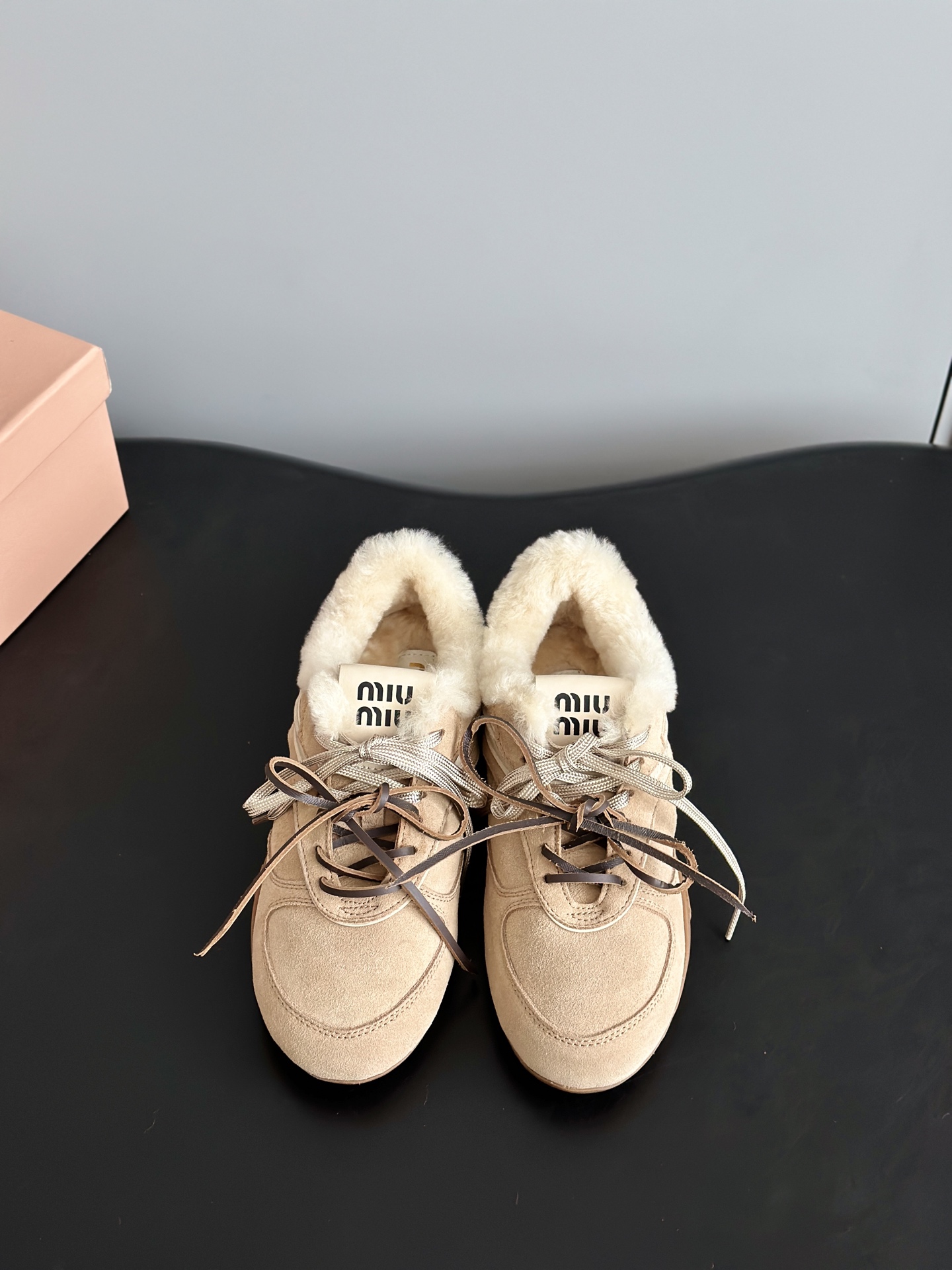 NO:652770,Miumi*'s new velvet forrest shoes, casual moral training shoes, mid-leg boots. The colors are mainly low-saturated khaki, brown, and black, which are versatile and not picky in style. The soles are made of lightweight rubber with geometric patterns, which are non-slip and light on the feet. They are not easy to get tired when walking wildly. The shoe shape is more elegant, and the invisible inner increase can modify the foot shape and make the legs longer.  The inner side of the shoe body and the mouth of the shoe are lined with thick lamb wool/plush. It is an exclusive warm-keeping model for winter and feels soft and warm on the feet. The shoe shape is the basic model of retro Forrest Gump shoes and Dexun shoes. The upper is made of cow suede material, which has a high-quality texture and has a retro atmosphere. The upper is made of original imported cow suede/cowhide, and the lining is pure wool. Original rubber outsole size  :35-40 (40 size customization is non-returnable), boots casual shoes/sports shoes, miumiu, boots, sneakers, cowhide19860909Miumi*新款加绒阿甘鞋休闲德训鞋中腿靴 配色以低饱和的卡其、棕、黑为主,百搭不挑风格.鞋底是轻便橡胶材质,带几何纹路,防滑且脚感轻盈,暴走也不容易累.鞋型偏秀气,加上隐形内增高,能修饰脚型、显腿长. 鞋身内侧、鞋口都加了厚实羊羔毛/毛绒衬里,属于冬季专属的保暖款,脚感柔软温暖.鞋型是复古阿甘鞋、德训鞋的基础款,鞋面用牛反绒材质,质感高级且自带复古氛围 鞋面采用原版进口牛反绒/牛皮,内里纯羊毛 原版橡胶大底 size :35-40（40码定制不退换）,靴子休闲鞋/运动鞋,miumiu,boots,sneakers,cowhide,Women's Shoes