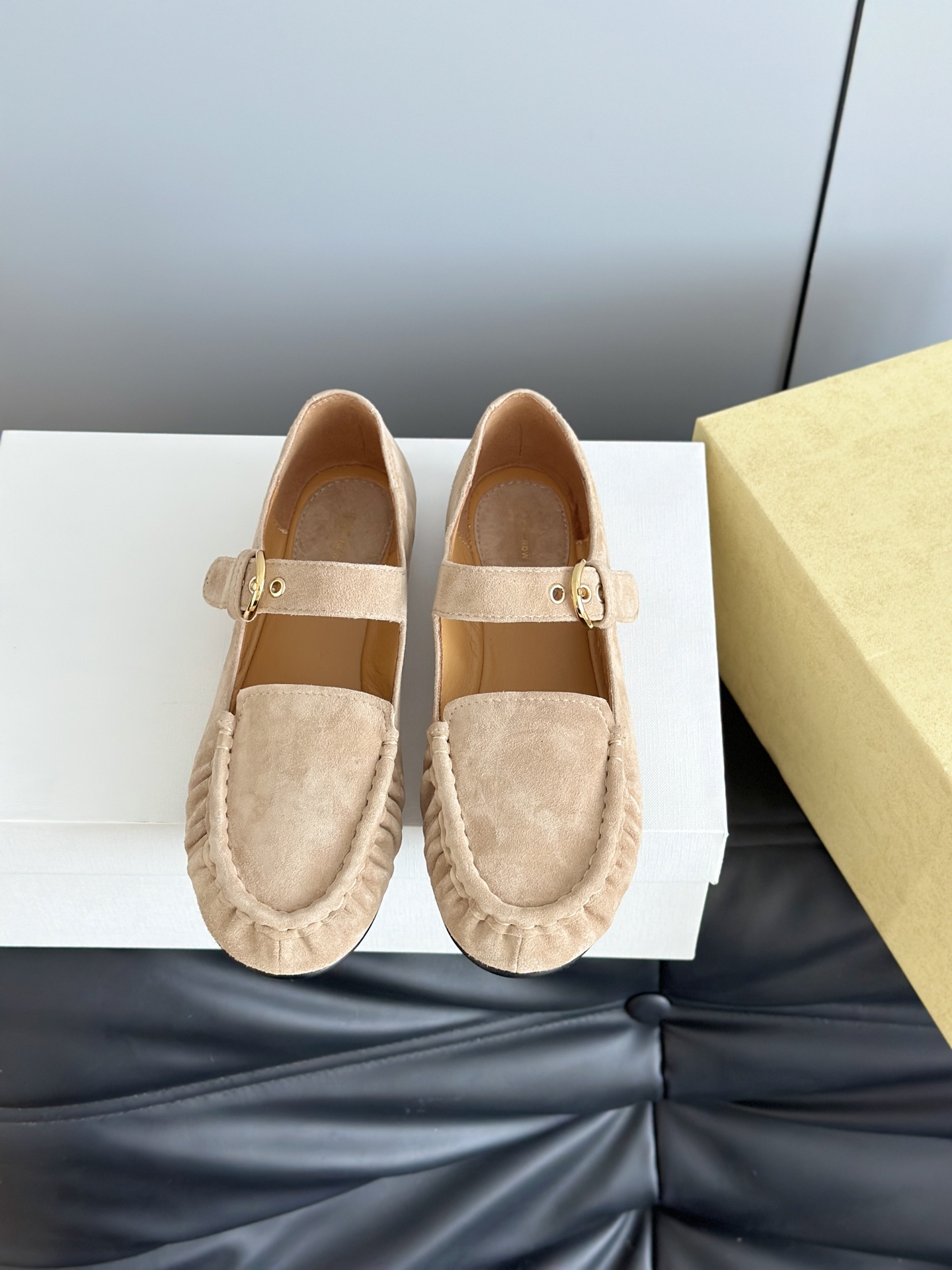 NO:678983,The row2026 new one-word buckle round toe flat Mary Jane shoes simple retro neutral style!  Very comfortable flat shoes, minimalist design concept, slim fit, easy to wear, good looks and practicality!  The upper is made of imported original sheepskin, the lining is sheepskin, Italian injection molded leather outsole, size 35/40 (40 is custom-made, non-refundable and non-exchangeable), loafers, loafers, mary jane, flats, sheepskin, sheep, Leather soles19860909The row2026新款一字扣带圆头平底玛丽珍鞋 简易复古中性风！非常舒服的平底鞋,极简设计理念,版型显瘦好穿颜值与实用性并存！ 鞋面采用进口原版羊猄皮,内里垫脚羊皮,意大利注塑真皮大底 码数35/40（40定做不退不换）,乐福鞋,loafers,mary jane,flats,sheepskin,sheep,Leather soles,Women's Shoes