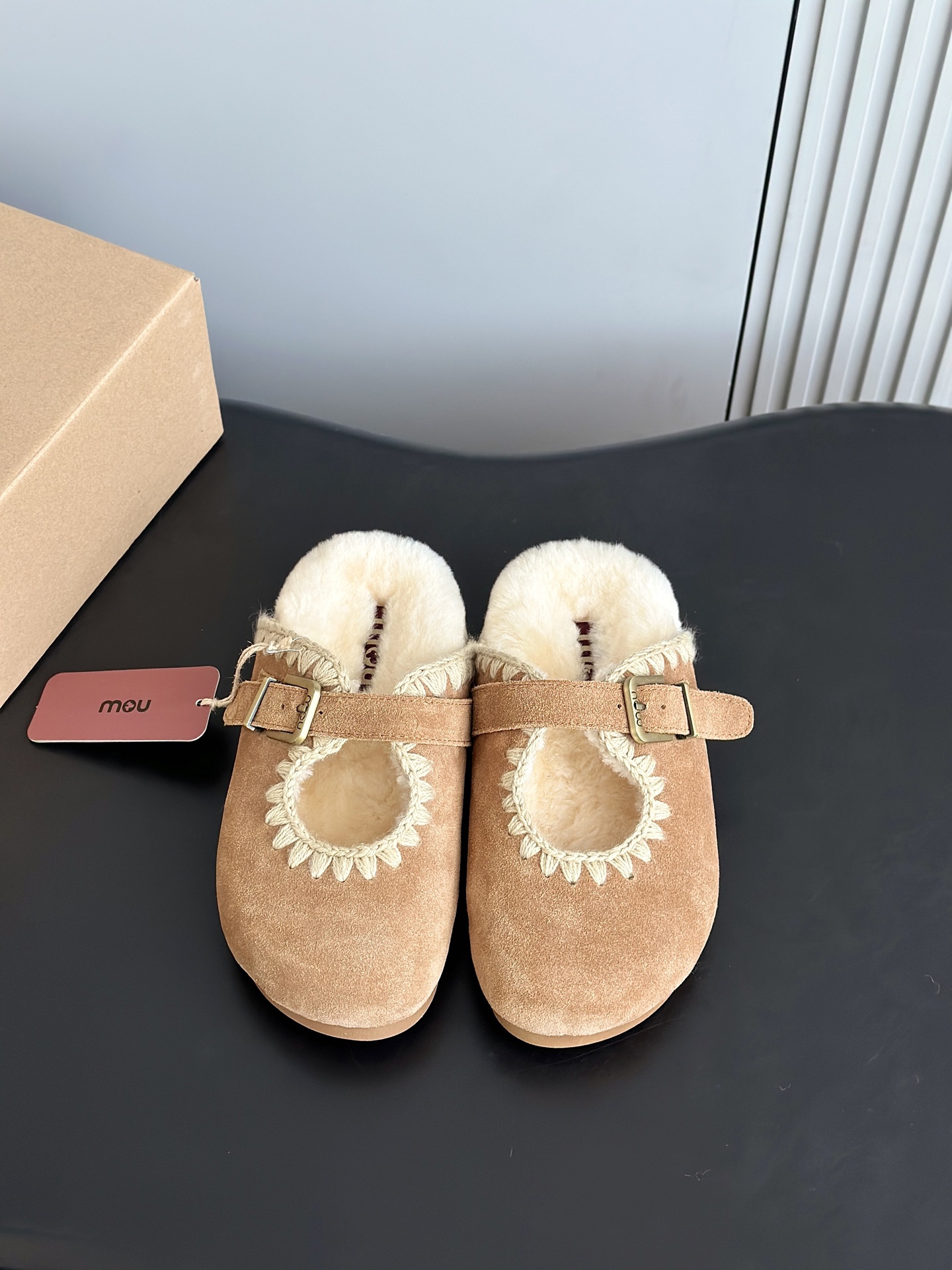 NO:668771,MOU niche fashion brand 25ss new autumn and winter wool boken half slippers. Comfortable and sophisticated at home. A pair of elastic thick-soled wool slippers are lazy and warm. The soles of the feet are like being caught in a gentle embrace. The combination of soft sheepskin leather makes winter full of Maillard romance, whether out or at home. The upper is made of imported suede upper/heavy industrial ethnic style hand-finished edges, the inner lining is wool, and the original soft rubber outsole  Size35-39 (40.41 customized, non-refundable), semi-slippers, slippers, sheepskin, chamois leather19860909MOU 小众潮牌 25ss秋冬新品羊毛博肯半拖鞋 居家不失舒适与精致一双弹力厚底羊毛拖鞋慵懒而温暖 脚掌如同陷入了轻柔的拥抱中柔软的羊皮毛一体皮料结合无论外出还是居家 让冬季充满美拉德浪漫 鞋面采用进口麂皮鞋面/重工民族风手工衍边,内里垫脚羊毛,原版软橡胶大底 Size35-39(40.41定做不退换),半拖毛毛鞋,slippers,sheepskin,chamois leather,Women's Shoes