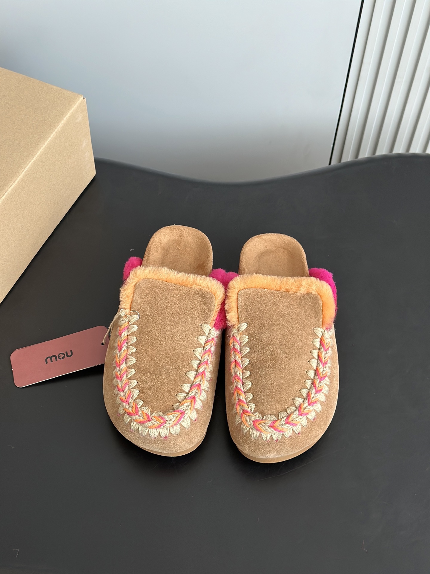 NO:668767,MOU niche fashion brand 25ss new autumn and winter wool boken half slippers. Comfortable and sophisticated at home. A pair of elastic thick-soled wool slippers are lazy and warm. The soles of the feet are like being caught in a gentle embrace. The combination of soft sheepskin leather makes winter full of Maillard romance, whether out or at home. The upper is made of imported suede upper/heavy industrial ethnic style hand-finished edges, the inner lining is wool, and the original soft rubber outsole  Size35-39 (40.41 customized, non-refundable), semi-slippers, slippers, sheepskin, chamois leather19860909MOU 小众潮牌 25ss秋冬新品羊毛博肯半拖鞋 居家不失舒适与精致一双弹力厚底羊毛拖鞋慵懒而温暖 脚掌如同陷入了轻柔的拥抱中柔软的羊皮毛一体皮料结合无论外出还是居家 让冬季充满美拉德浪漫 鞋面采用进口麂皮鞋面/重工民族风手工衍边,内里垫脚羊毛,原版软橡胶大底 Size35-39(40.41定做不退换),半拖毛毛鞋,slippers,sheepskin,chamois leather,Women's Shoes