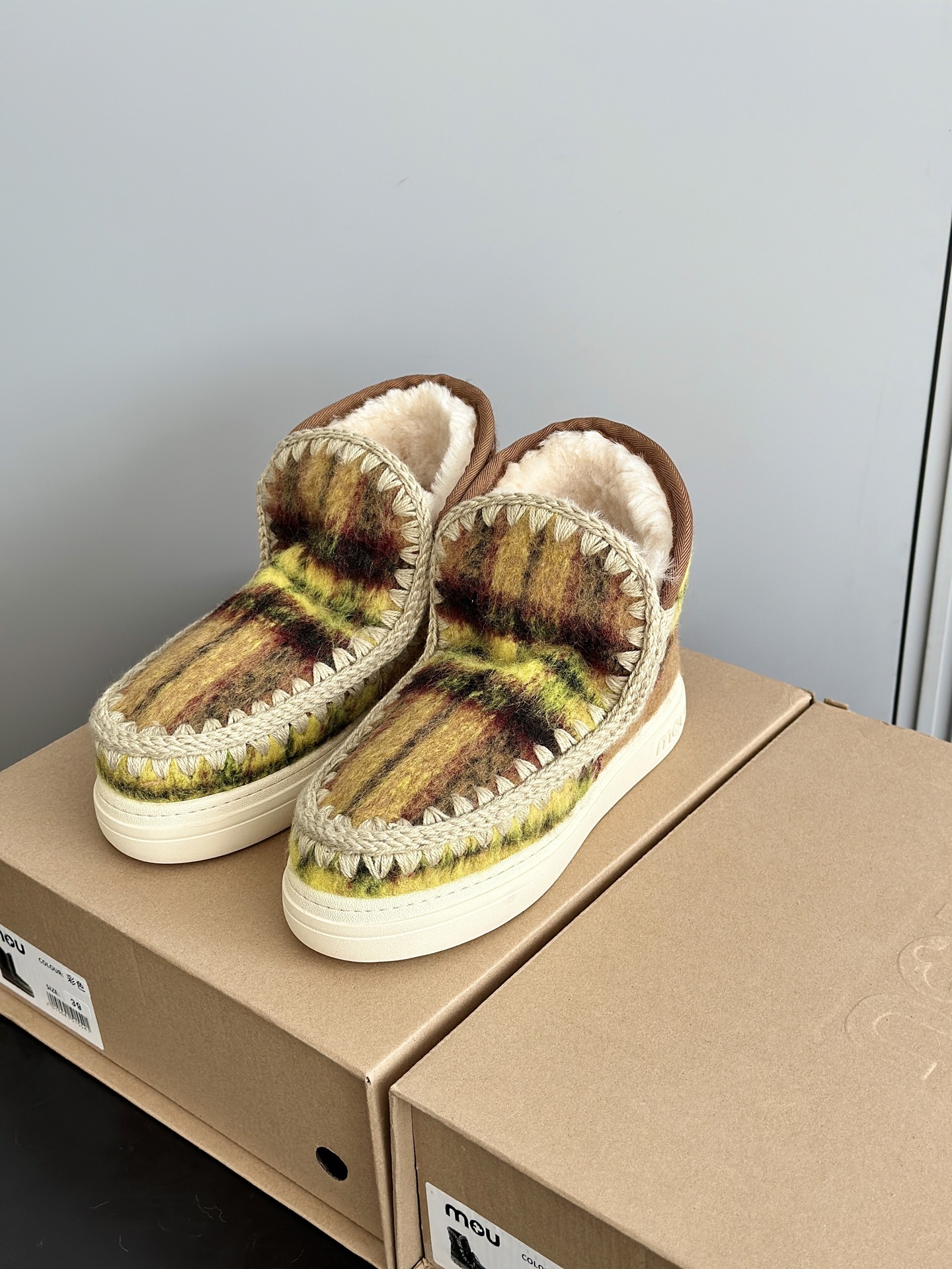 NO:668762,MOU niche fashion brand 25ss new wool snow boots for autumn and winter. Comfortable and sophisticated at home. A pair of elastic thick-soled wool slippers are lazy and warm. The soles of the feet are like being caught in a gentle embrace. The combination of soft sheepskin leather makes winter full of Maillard romance, whether out or at home. The uppers are made of imported suede uppers/heavy industrial ethnic style hand-made edges, the inner lining is wool, and the original soft rubber outsole  Size35-39 (40.41 custom-made, non-refundable), snow boots, boots, slippers, sheepskin, chamois leather19860909MOU 小众潮牌 25ss秋冬新品羊毛雪地靴 居家不失舒适与精致一双弹力厚底羊毛拖鞋慵懒而温暖 脚掌如同陷入了轻柔的拥抱中柔软的羊皮毛一体皮料结合无论外出还是居家 让冬季充满美拉德浪漫 鞋面采用进口麂皮鞋面/重工民族风手工衍边,内里垫脚羊毛,原版软橡胶大底 Size35-39(40.41定做不退换),雪地靴,boots,slippers,sheepskin,chamois leather,Women's Shoes