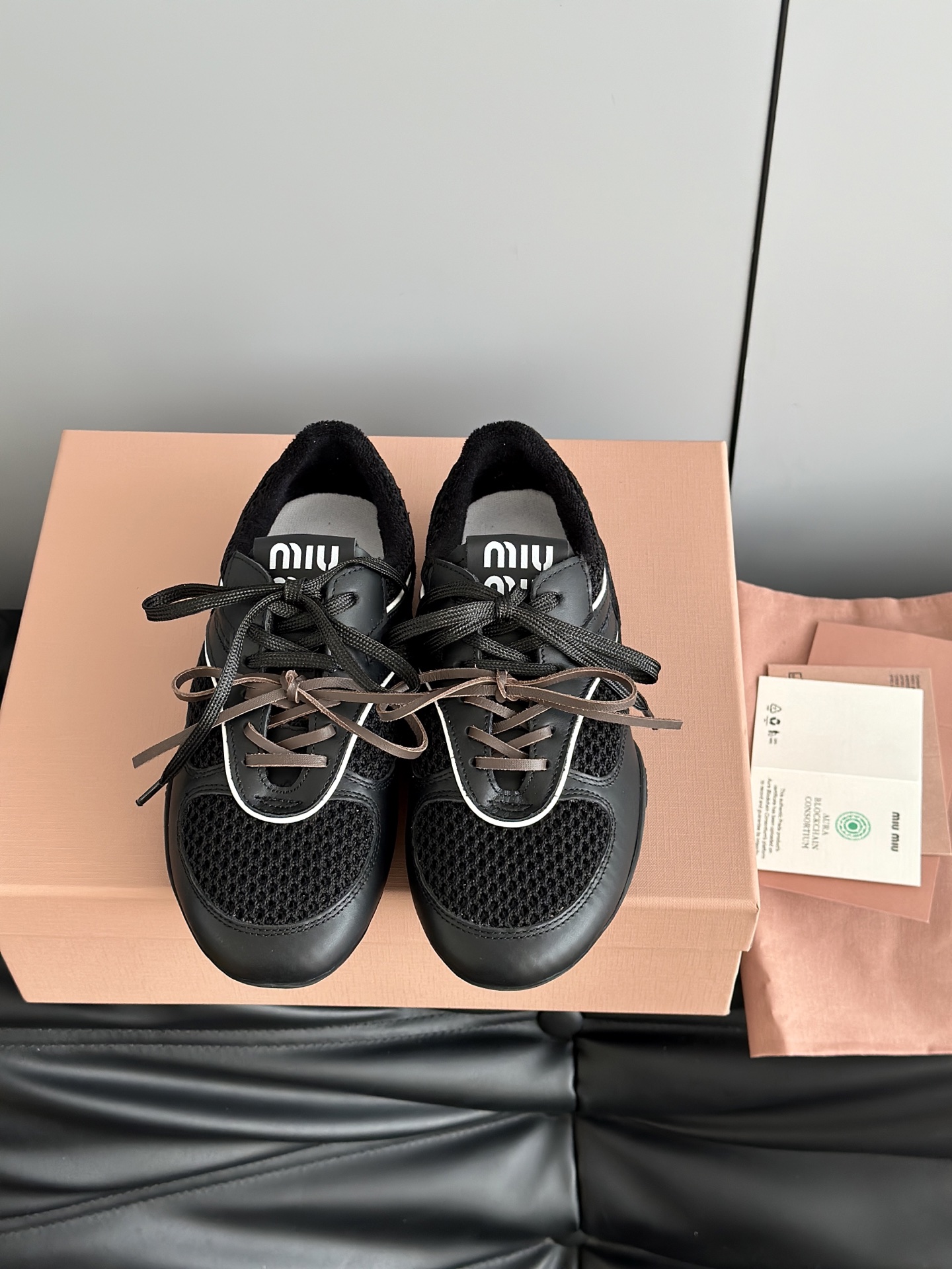 NO:706445,Miumi*2026 new casual moral training shoes for couples in early spring. They are simple, casual and can reflect the beauty of tannins. The whole pair of shoes is simple and fashionable in design, very light on the feet and versatile!  The upper is made of original imported nubuck leather/stained cowhide/breathable mesh, terry cloth lining, sheepskin feet, original molded rubber outsole Size: 35-40, casual shoes/sports shoes, miumiu, sneakers, cowhide, sheepskin19860909Miumi*2026早春新品情侣款休闲德训鞋 简单很随意不羁又能体现单宁美感,整双鞋子设计简约时尚,上脚非常轻便 百搭！ 鞋面采用原版进口磨砂皮/擦色牛皮/透气网布,内里毛巾布内里、羊皮垫脚,原版开模橡胶大底 Size:35-40,休闲鞋/运动鞋,miumiu,sneakers,cowhide,sheepskin,Women's Shoes