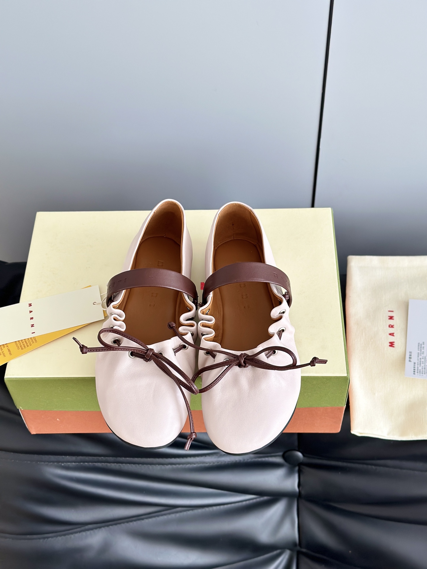 NO:706448,Marn*26 early spring new bow ballet shoes Mary Jane shoes, super cute MARNI ballet shoes, color matching, loose laces, sweet and cool. The romantic season of balletcore is here again. Open the shoe cabinet, ballet shoes are definitely the one item that can match everything and light up everything. The upper is made of original imported calfskin, the lining is sheepskin, and the original molded rubber outsole  Size: 35-39 (40.41 custom-made, non-refundable), ballet shoes, marni, mary jane, cowhide, sheepskin19860909Marn*26早春新款蝴蝶结芭蕾舞鞋玛丽珍单鞋 超嗲的MARNI 芭蕾舞鞋,拼色自带松弛感系带甜酷得刚好. 属于Balletcore的浪漫季节又到了.打开鞋柜,芭蕾舞鞋绝对是那件既能搭配一切又能点亮一切的单品 鞋面采用原版进口小牛皮,内里垫脚羊皮,原版开模橡胶大底 Size:35-39（40.41定做不退换）,芭蕾舞鞋,marni,mary jane,cowhide,sheepskin,Women's Shoes