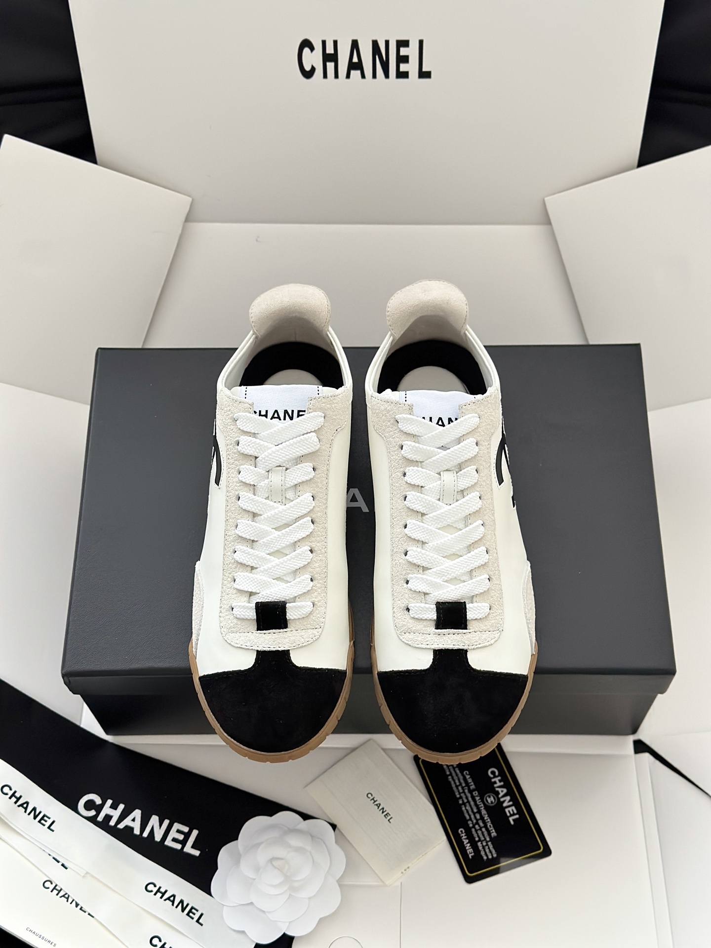 NO:780762,(Airplane box 10) Chane*26 early spring new retro moral training shoes casual sports shoes  Combining Chanel's classic aesthetics and retro sports style, it is the core item to create 'old money style' and 'intellectual style'. Whether it is daily commuting, afternoon tea dates or short trips, these shoes can be easily controlled and are both beautiful and practical.  'Universal shoe'. The embroidery on the side of the shoe is a low-key but highly recognizable brand symbol, and the details highlight the luxurious texture. It uses a natural rubber outsole, which is non-slip and wear-resistant and has a retro matte texture. The built-in cushioning layer takes into account both styling and walking comfort.  The upper is made of original imported frosted cowhide/silk cowhide, sheepskin lining, original raw rubber outsole, airplane box packaging, Size 39-41 (customized sizes 40 and 41 are non-returnable), casual shoes/sports shoes, chanel, chanel, sneakers, cowhide, sheepskin19860909（飞机盒10） Chane*26早春新款复古德训鞋休闲运动鞋 融合了香奈儿的经典美学与复古运动风,是打造“老钱风”“知识分子风”的核心单品.无论是日常通勤、下午茶约会还是短途旅行,这几款鞋都能轻松驾驭,是兼具颜值与实用性的“万能鞋款”.鞋身侧面的刺绣,是低调却极具辨识度的品牌符号,细节处彰显奢华质感.采用天然生胶大底,防滑耐磨且自带复古哑光质感,内置缓震层兼顾了造型感与行走舒适度. 鞋面采用原版进口磨砂牛皮/丝绸牛皮,内里羊皮,原版生胶大底 飞机盒包装 Size39-41码（40、41码定制不退换）,休闲鞋/运动鞋,chanel,chanel,sneakers,cowhide,sheepskin,Women's Shoes