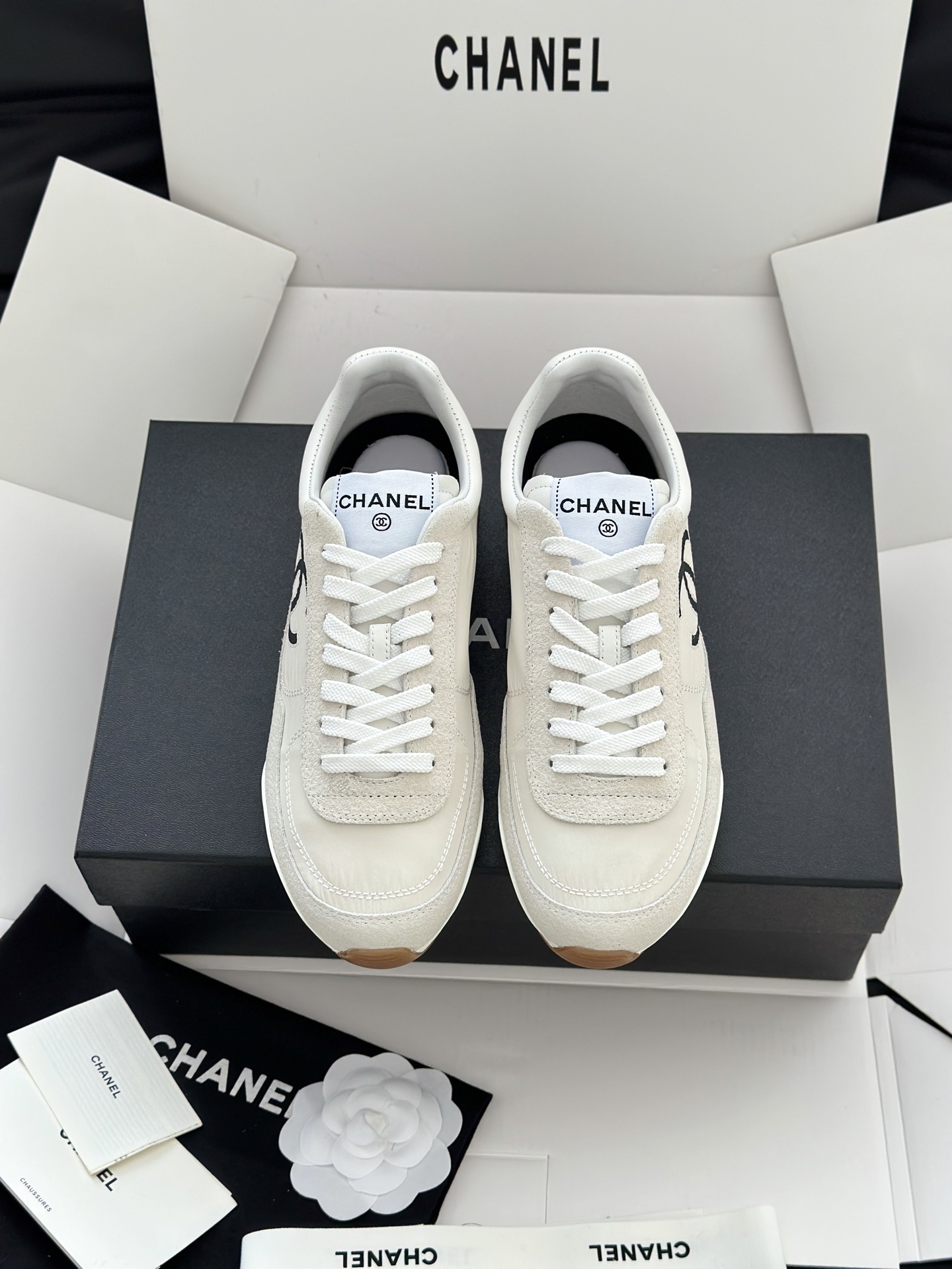 NO:780750,(Airplane box 10) Chane*26 new moral training shoes, white shoes, casual sports shoes. This season's new style is simply eye-catching. The upper and lower feet are delicate and smart, and they are very good-looking. The casual casual sports style is cool and natural. It interprets Chanel's fashionable femininity. The overall customization makes all sports models on the market obsolete. This series is now on sale!  The upper is made of custom imported pebbled calfskin, custom imported canvas fabric, lambskin lining, original custom molded TPU outsole, airplane box packaging Size: 35-40 (customized for 40, non-returnable), casual shoes/sports shoes, chanel, chanel, sneakers, cowhide, sheepskin19860909（飞机盒10） Chane*26新款德训鞋小白鞋休闲运动鞋 这季新款简直闭眼入,上脚秀气灵动狂好看,率性的休闲运动风,飒爽又自然,演绎香奈儿的时髦女性气质,整体定制令当时市面上的所有运动款变得过时,本系列现已登陆发售！ 鞋面采用定制进口荔枝纹小牛皮定制进口帆布面料,内里小羊皮,原版定制开模TPU大底 飞机盒包装 Size:35-40（40定做不退换),休闲鞋/运动鞋,chanel,chanel,sneakers,cowhide,sheepskin,Women's Shoes