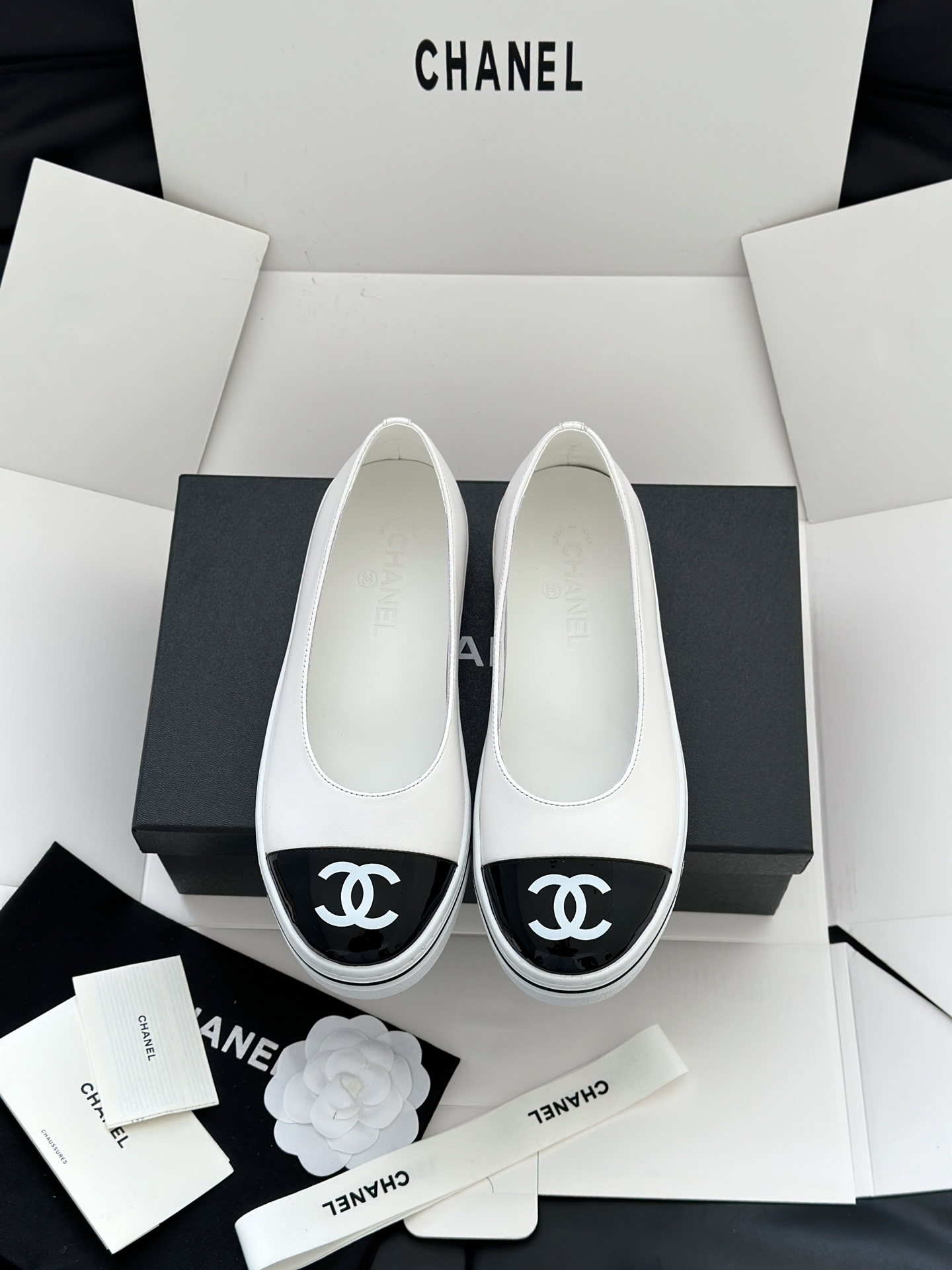 NO:780737,(Airplane Box 10) Chane*26 new early spring Mary Jane pumps are beautiful and easy to wear, this is a must-have!  At first glance, it looks ordinary. The effect on the feet is completely beyond expectation. It’s super beautiful and super comfortable. When I tried it on, I felt it was so light and soft that it felt like I was stepping on clouds. It’s not tiring when I walk, and the support is perfect. There’s no pressure for daily running, and it’s the best in terms of looks and comfort!  Classic color scheme, double C and large logo, can be worn casually and full of high-end feeling. The designer boldly perfectly blends the uppers of casual soles and fashionable small shoes, retaining comfort while fully interpreting the sweet and cool style. Wear it casually and you will immediately become a fashionista!  The upper is made of original imported custom-made sheepskin, the lining is sheepskin, and the original molded rubber outsole Size: 35-39 (34.40.41.42 is custom-made and non-returnable), single shoes, chanel, mary jane, sheepskin19860909（飞机盒10）Chane*26早春新款玛丽珍浅口单鞋 又美又好穿,这波必须冲！第一眼看似普通 上脚效果直接拉满 完全超出预想 超美 超舒服 试穿直接被拿捏,脚感轻软到像踩在云朵上,走路不累、支撑感满分. 日常暴走都毫无压力,颜值与舒适度双在线的王炸款！ 经典配色 双C 大Logo 随意一搭 高级感满满 设计师大胆的将休闲鞋底时装小单鞋的鞋面 完美融合在一起 保留了舒适的同时又将甜酷风演绎得淋漓尽致 随便一搭 立马跃升为时尚达人！ 鞋面采用原版进口定制羊皮,内里垫脚羊皮,原版开模橡胶大底 Size:35-39（34.40.41.42定做不退换）,单鞋,chanel,mary jane,sheepskin,Women's Shoes