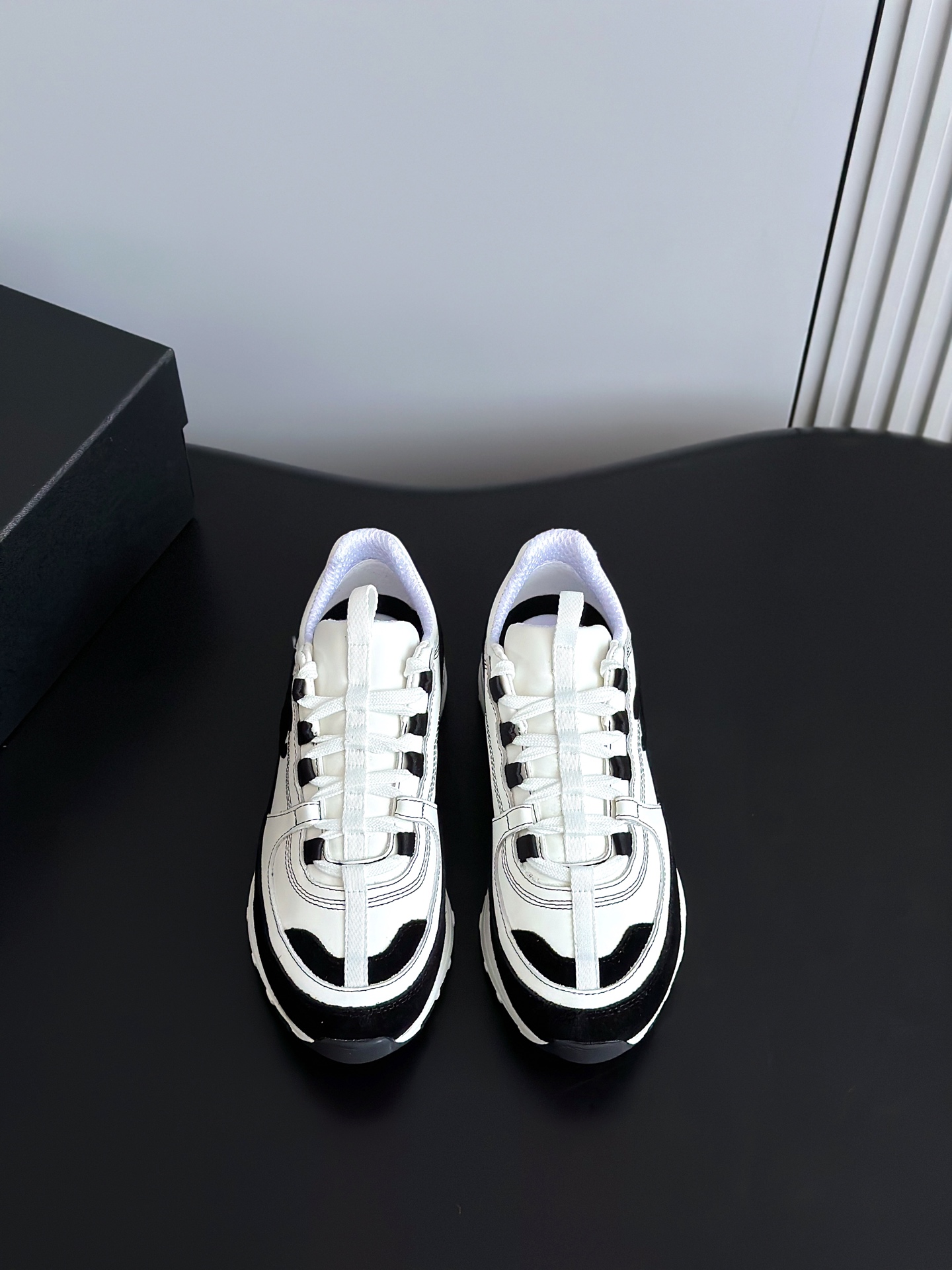 NO:780768,(Airplane box 10) Chane* 26 new thick-soled sports shoes and casual shoes are available for purchasing. There are many colors to choose from. Xiaoxiang C’s house has really become popular recently. I was amazed as soon as I put it on my feet. The comfort is simply amazing. It is very delicate. It has both beauty and comfort. It is also very versatile. You can easily walk ten thousand or twenty thousand steps without any pressure. It feels light and breathable. The classic black and white color scheme is really the god of spring and summer wear. You can’t go wrong with any clothes in daily life.  It can be mixed and matched at will. The upper is made of original customized full-grain cowhide nubuck, sheepskin lining, original molded outsole size: 35-41 (41 customized, non-returnable, casual shoes/sports shoes, chanel, chanel, sneakers, cowhide, sheepskin19860909（飞机盒10）Chane* 26新款厚底运动鞋休闲鞋代购级别 超多颜色可选 小香C家 最近真的火出圈啦 一上脚就被惊艳到了 舒适度简直绝了 非常秀气 美貌与舒适并存 还特别百搭 穿上轻松暴走一两万步没压力 脚感轻盈且透气 经典的黑白配色 真的是春夏穿搭的神 日常不管搭配什么衣服都不会出错 随意混搭也能美美的 鞋面采用原版定制原版全粒面牛皮牛磨砂,内里羊皮,原版开模成型大底 size: 35-41 (41定制不退换,休闲鞋/运动鞋,chanel,chanel,sneakers,cowhide,sheepskin,Women's Shoes