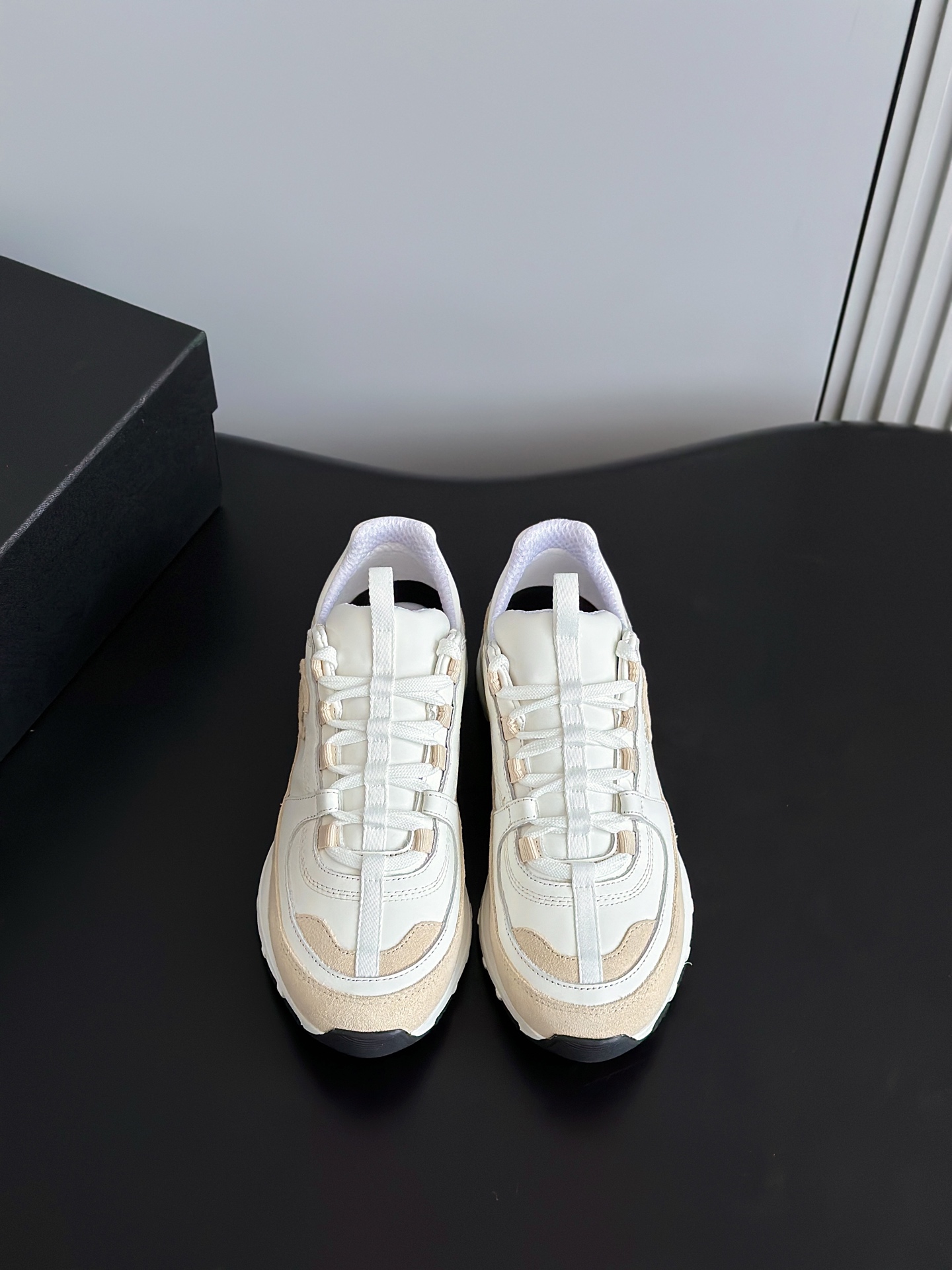 NO:780775,(Airplane box 10) Chane* 26 new thick-soled sports shoes and casual shoes are available for purchasing. There are many colors to choose from. Xiaoxiang C’s house has really become popular recently. I was amazed as soon as I put it on my feet. The comfort is simply amazing. It is very delicate. It has both beauty and comfort. It is also very versatile. You can easily walk ten thousand or twenty thousand steps without any pressure. It feels light and breathable. The classic black and white color scheme is really the god of spring and summer wear. You can’t go wrong with any clothes in daily life.  It can be mixed and matched at will. The upper is made of original customized full-grain cowhide nubuck, sheepskin lining, original molded outsole size: 35-41 (41 customized non-returnable), casual shoes/sports shoes, chanel, chanel, sneakers, cowhide, sheepskin19860909（飞机盒10）Chane* 26新款厚底运动鞋休闲鞋代购级别 超多颜色可选 小香C家 最近真的火出圈啦 一上脚就被惊艳到了 舒适度简直绝了 非常秀气 美貌与舒适并存 还特别百搭 穿上轻松暴走一两万步没压力 脚感轻盈且透气 经典的黑白配色 真的是春夏穿搭的神 日常不管搭配什么衣服都不会出错 随意混搭也能美美的 鞋面采用原版定制原版全粒面牛皮牛磨砂,内里羊皮,原版开模成型大底 size: 35-41 (41定制不退换),休闲鞋/运动鞋,chanel,chanel,sneakers,cowhide,sheepskin,Women's Shoes