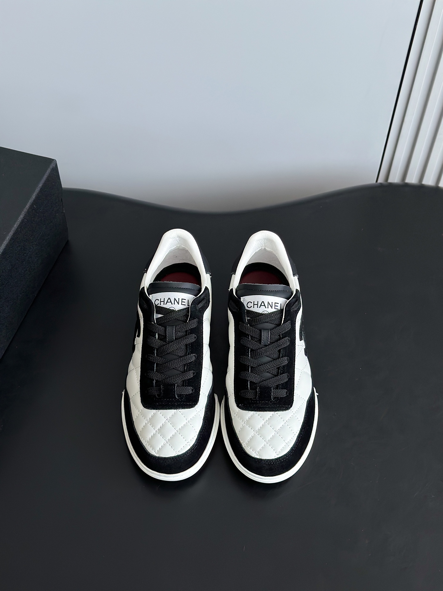 NO:780789,(Airplane box 10) Chane*’s new diamond lambskin sports shoes and small sneakers are packed in the airplane box. This year’s version is a little different from last year’s. Pay attention to the difference. This year’s model has a three-dimensional logo on the outside and the tongue is shorter. The top version is a must-have for coco girls. Hidden tennis shoes. Original custom-made fetal sheepskin + cow suede upper, original imported breathable flannel + lambskin lining, original open-mold broken nail rubber glue + TPU combination. Size:  35-40,casual shoes/sports shoes,chanel,sneakers,sheepskin19860909（飞机盒10）Chane*新款菱格纹小羊皮运动鞋小球鞋顶级版本飞机盒包装 今年起这款和去年的有点不一样注意区分 今年的款外侧是有立体logo,鞋舌短一些. 顶级版本 coco女孩必入 隐藏款网球鞋 鞋面原版定制胎羊皮+牛反绒,原版进口透气绒布+小羊皮内里,原版开模碎钉钉橡胶胶+TPU组合  Size: 35-40,休闲鞋/运动鞋,chanel,sneakers,sheepskin,Women's Shoes