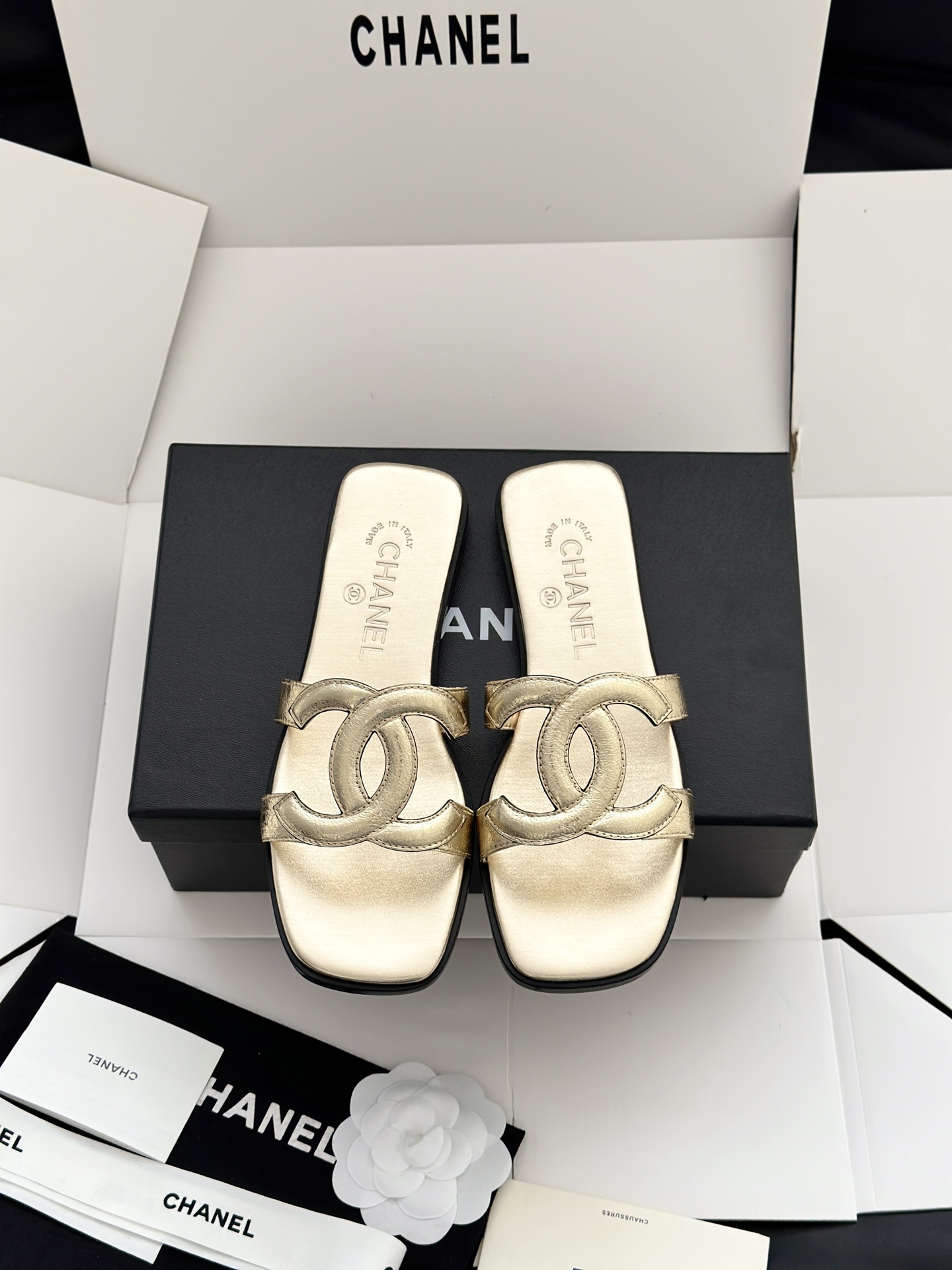 NO:780728,Chane*26 new classic large double C hollow sandals and flat slippers with a single strap. The upper is decorated with a large double C logo, which is Xiaoxiang's classic design symbol, with both sophistication and brand recognition. It is a flat-soled flip-flop with an open toe + mule shoe shape. The design is simple and comfortable. The flat-soled structure is suitable for daily casual scenes, and the single-strap shape can also modify the foot shape. Classic color, versatile and adaptable to different wear styles.  The upper is made of imported cowhide/sheep leather, the lining is sheepskin, the Italian genuine leather outsole Size35-39 (34.40.41 custom-made and non-refundable), slippers, chanel, slippers, cowhide, sheepskin, sheep, Leather soles19860909Chane*26新款经典大双C镂空凉拖鞋蜜儿一字带平底拖鞋 鞋面装饰大双c标志,是小香的经典设计符号,兼具精致感与品牌辨识度.为平底一字拖,露趾+穆勒鞋型的设计简约舒适,平底结构适配日常休闲场景,一字带的造型也能修饰脚型.经典色系,百搭且能适配不同穿搭风格. 鞋面采用进口牛皮/羊猄皮,内里垫脚羊皮,意大利真皮大底 Size35-39（34.40.41定做不退换）,拖鞋,chanel,slippers,cowhide,sheepskin,sheep,Leather soles,Women's Shoes